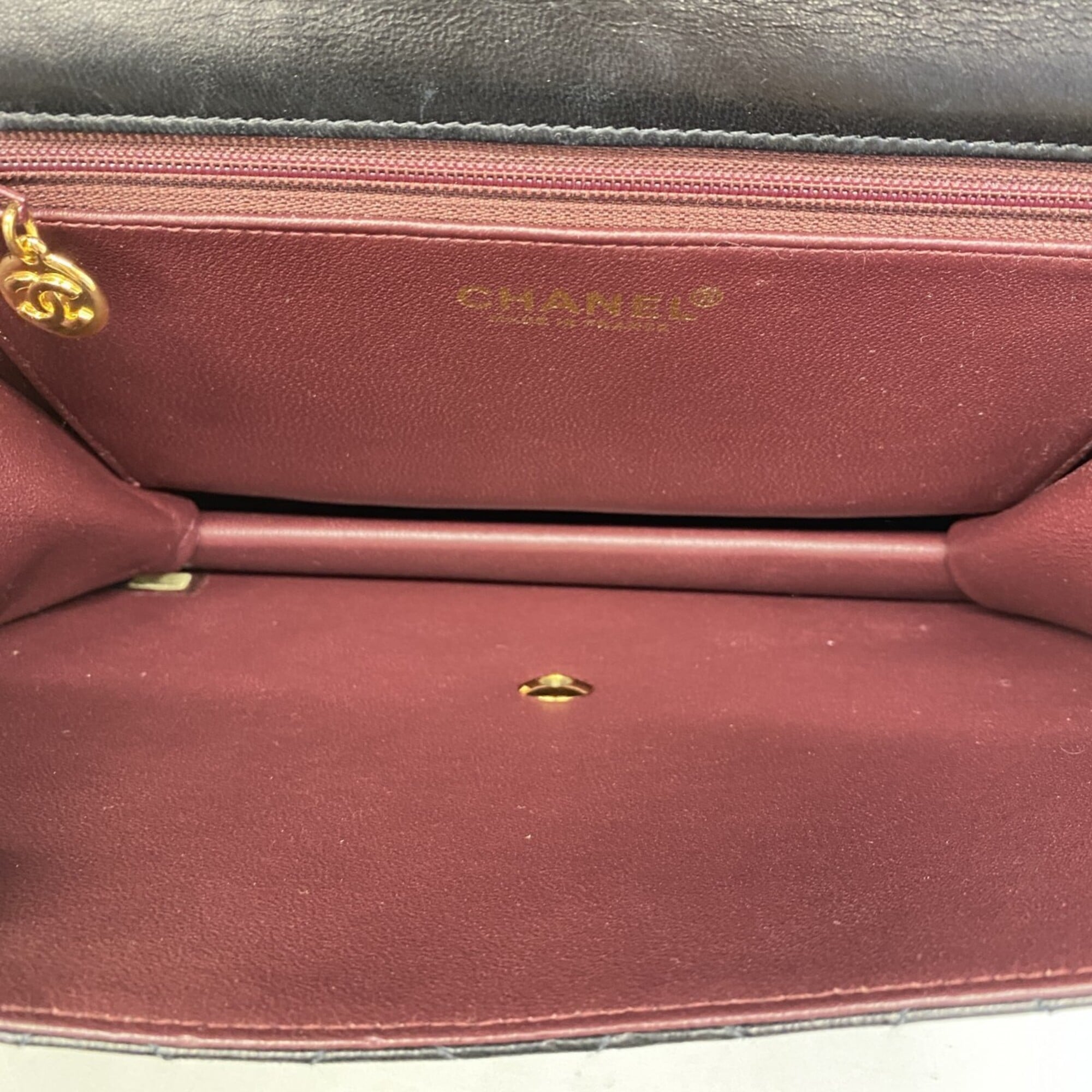 Chanel Black Leather Shoulder Bag (Pre-Owned)