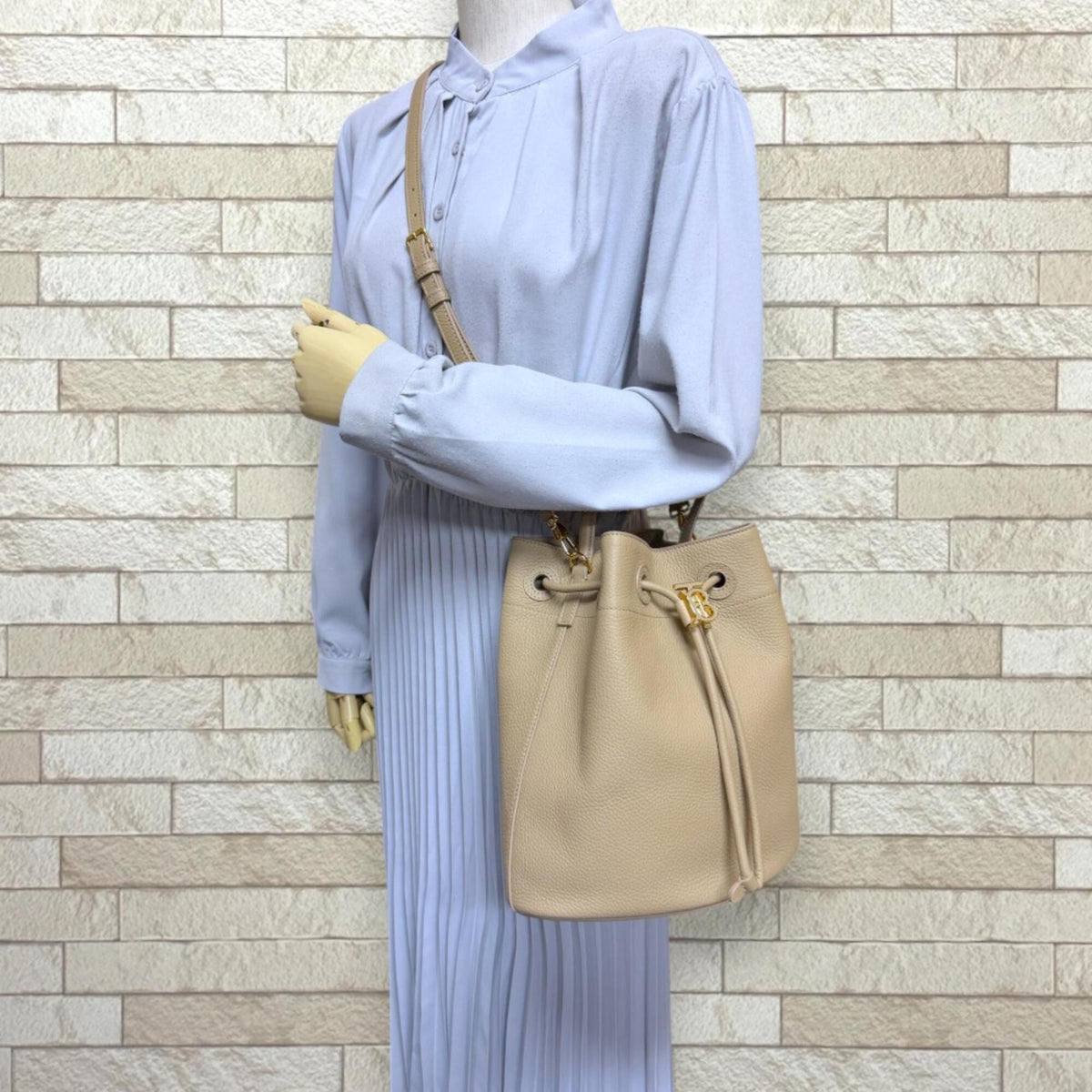 Burberry Beige Leather Shoulder Bag (Pre-Owned)