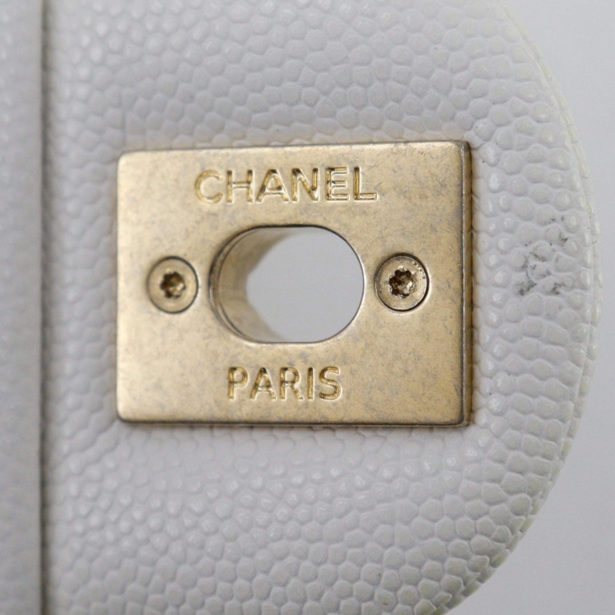 Chanel White Grained Calfskin Shoulder Bag (Pre-Owned)