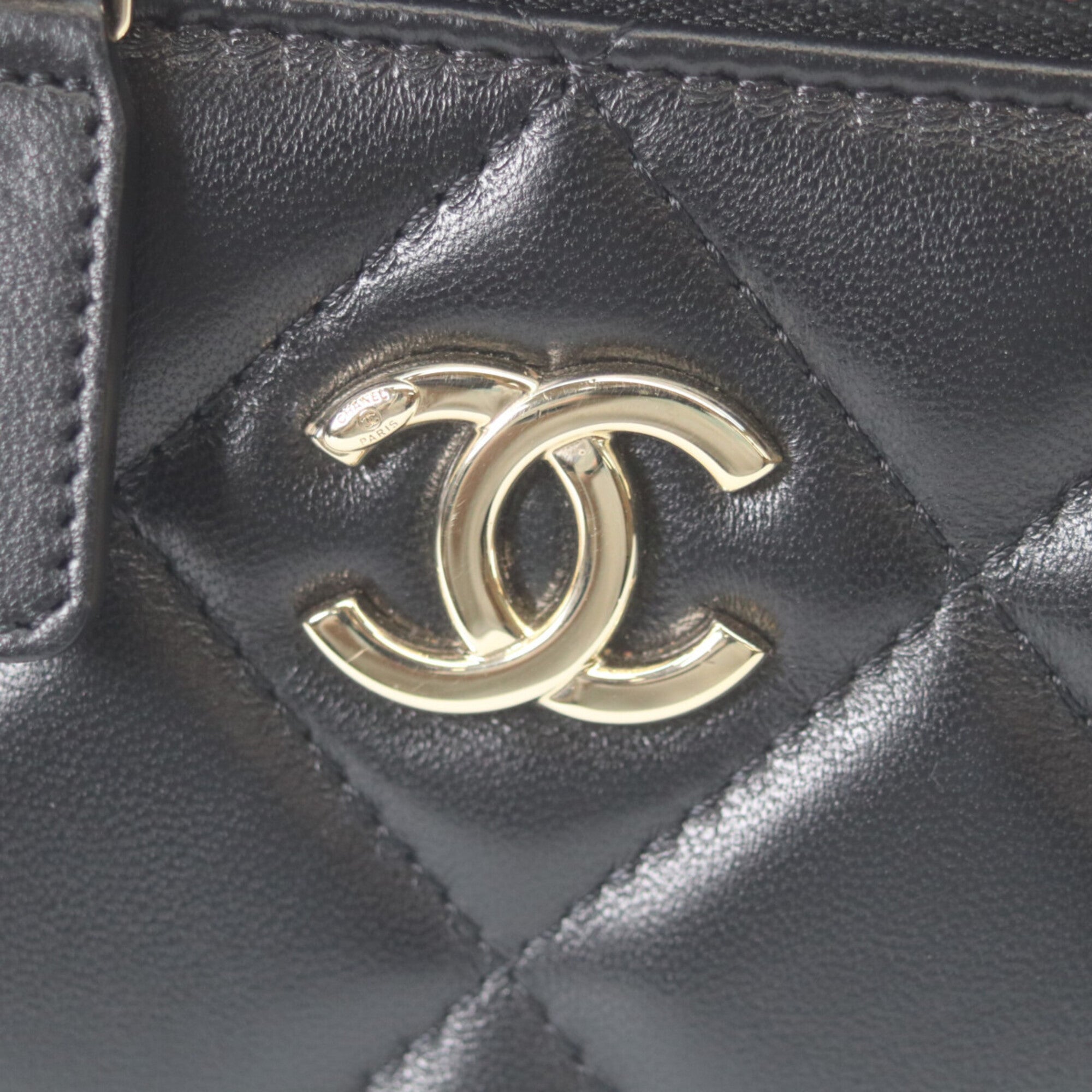 Chanel Black Leather Shoulder Bag (Pre-Owned)
