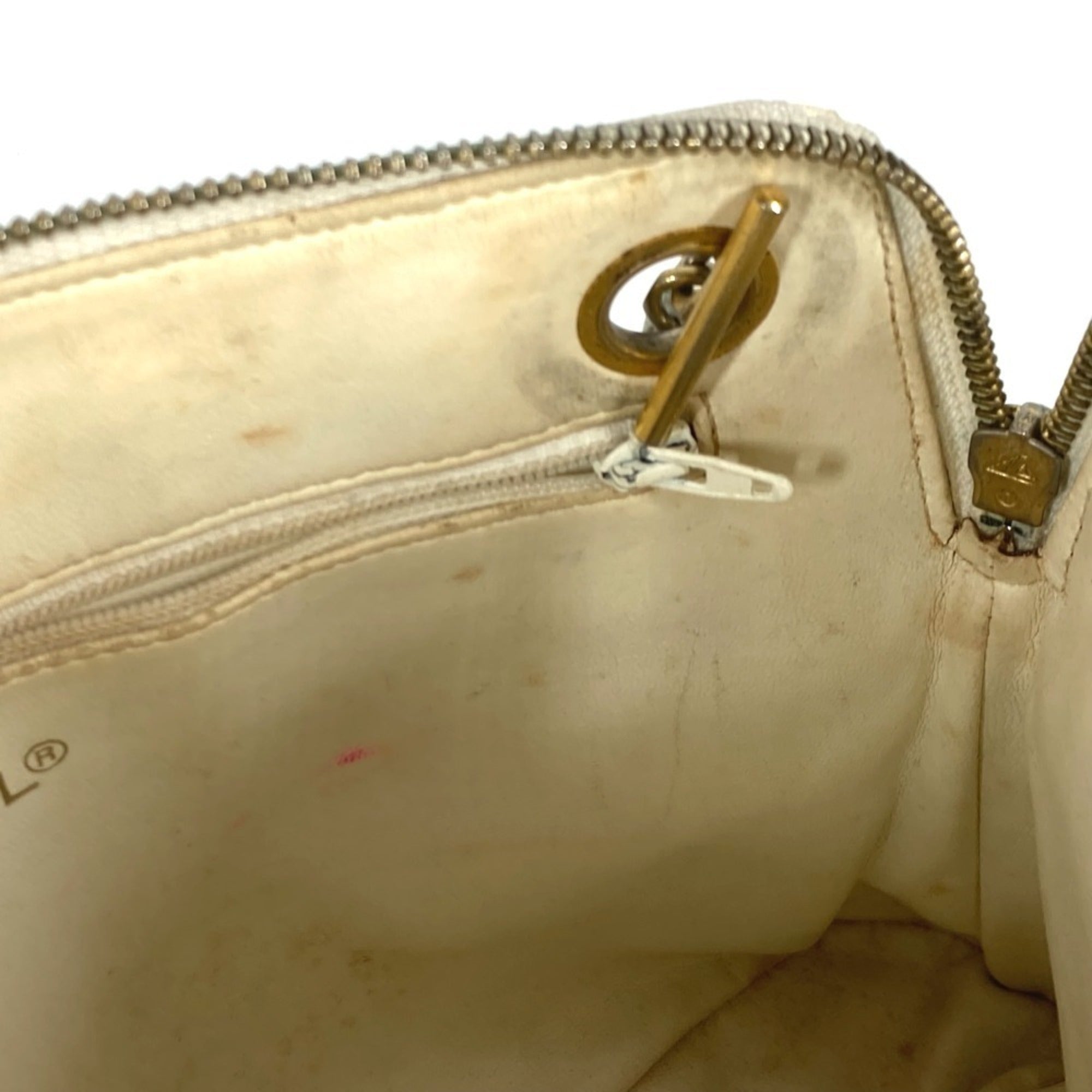 Chanel White Leather Shoulder Bag (Pre-Owned)