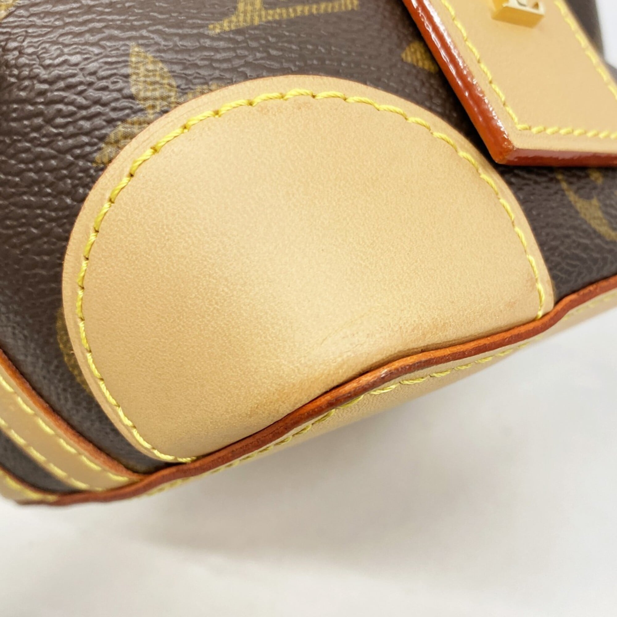 Louis Vuitton Brown Shoulder Bag (Pre-Owned)