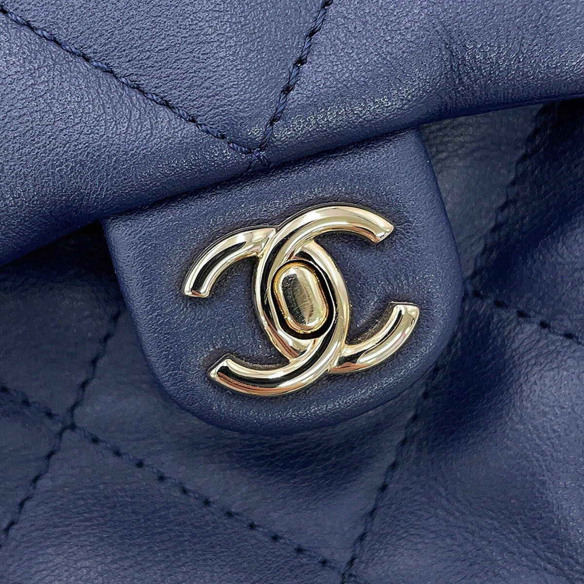Chanel Matelasse Navy Leather Handbag (Pre-Owned)