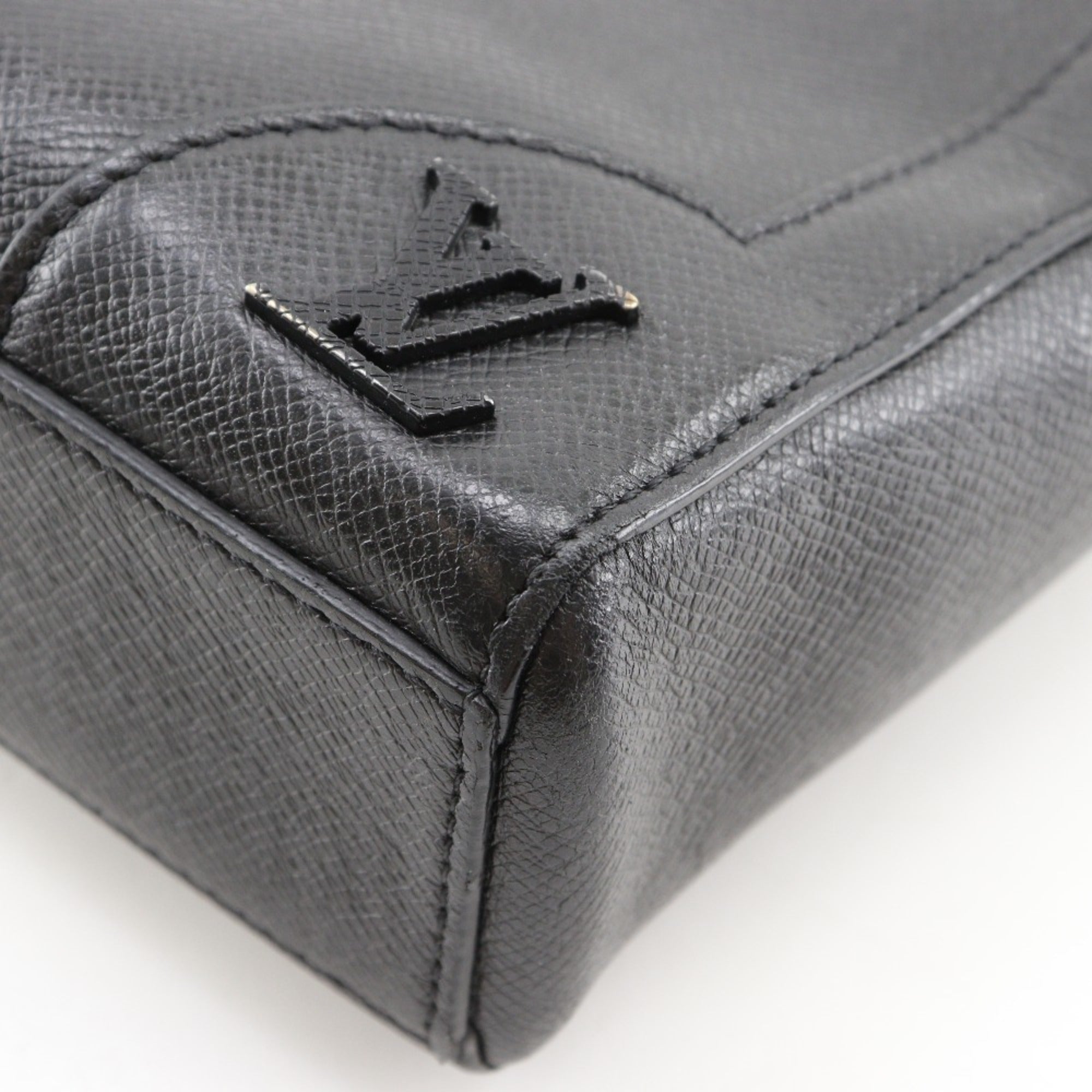 Louis Vuitton Taiga Black Taiga Leather Handbag Tote Bag (Pre-Owned)