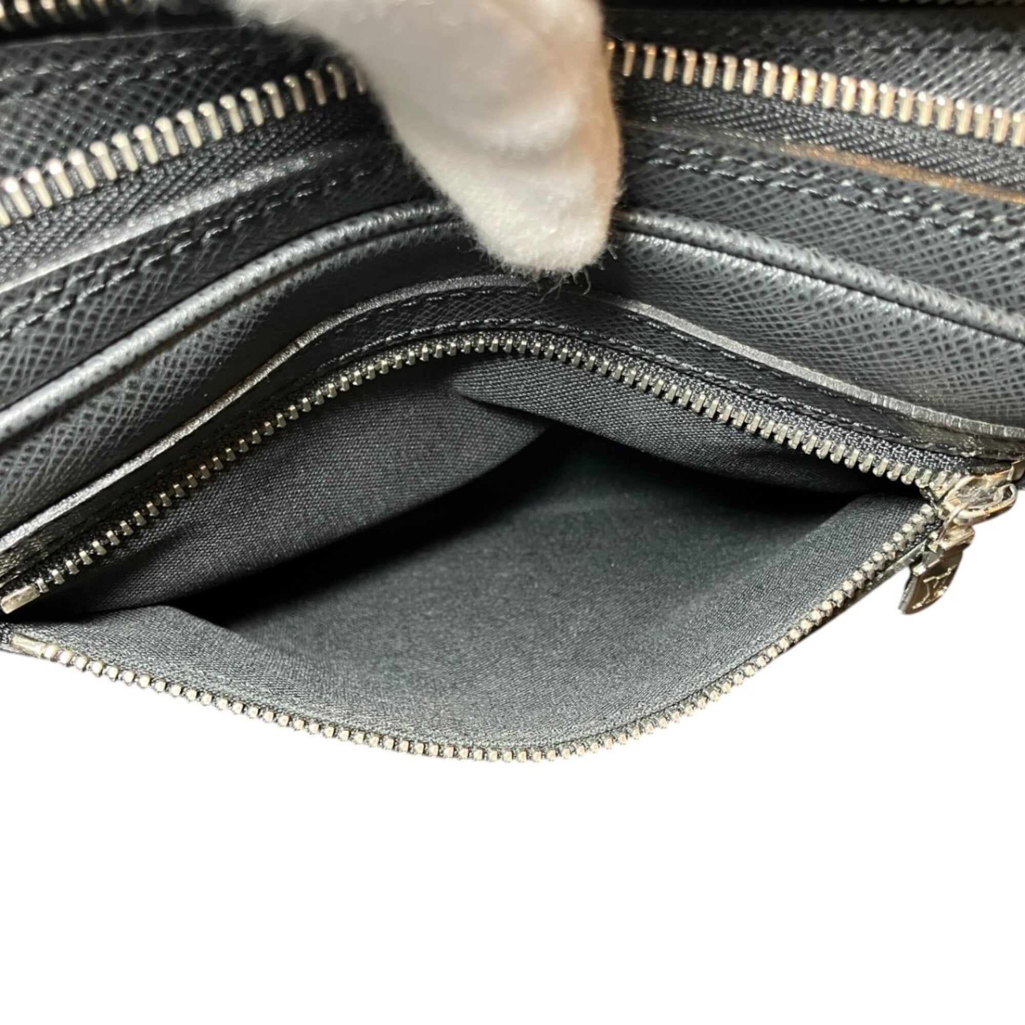 Louis Vuitton Taiga Ardoise Black Leather Clutch Bag (Pre-Owned)