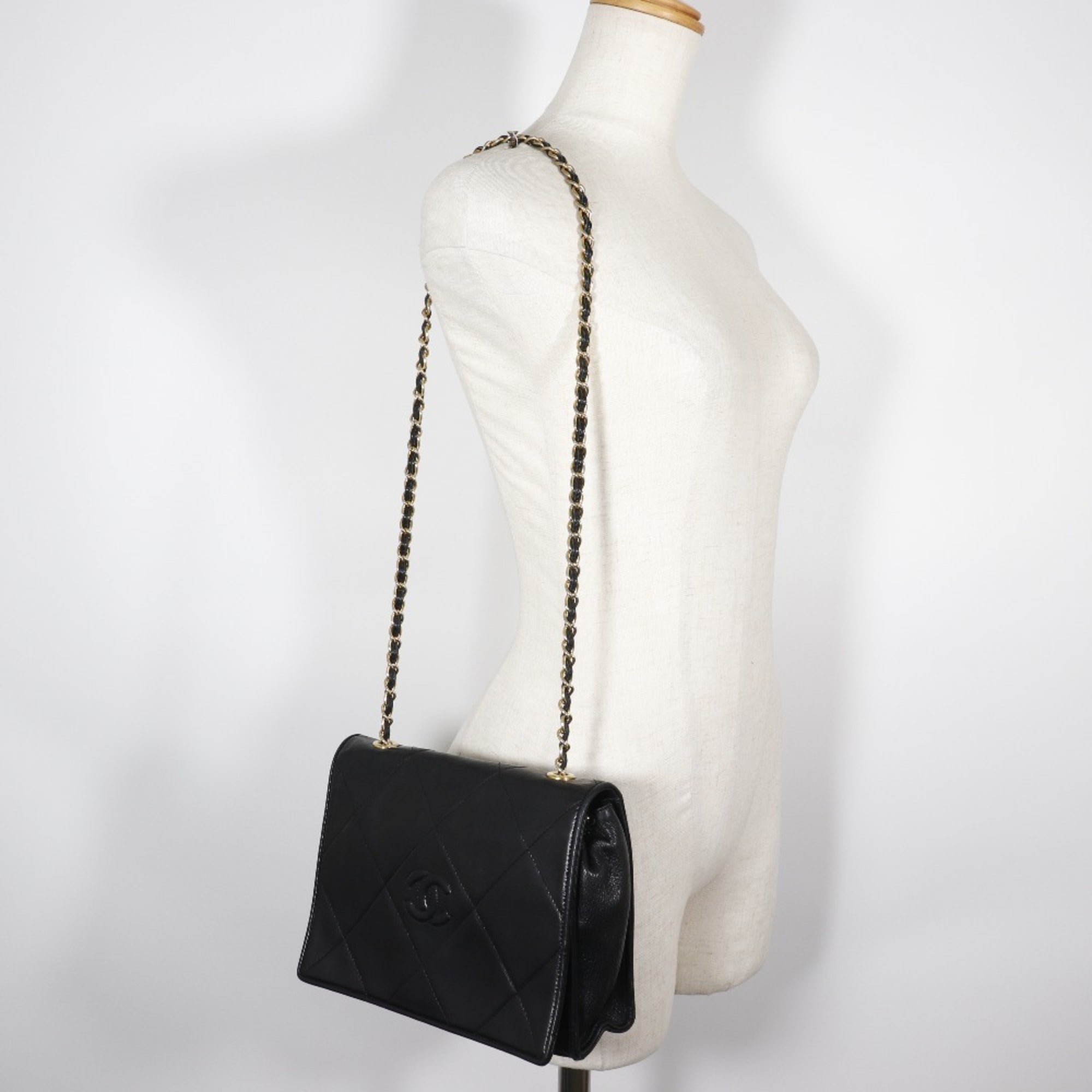 Chanel Black Shoulder Bag (Pre-Owned)