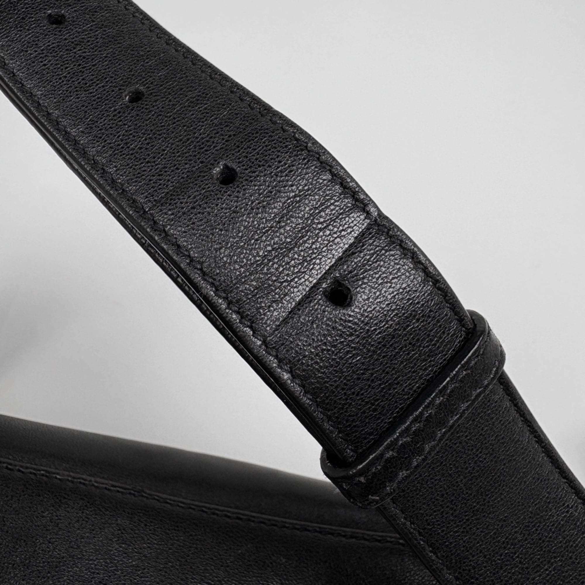 Saint Laurent Black Leather Sling Bag (Pre-Owned)