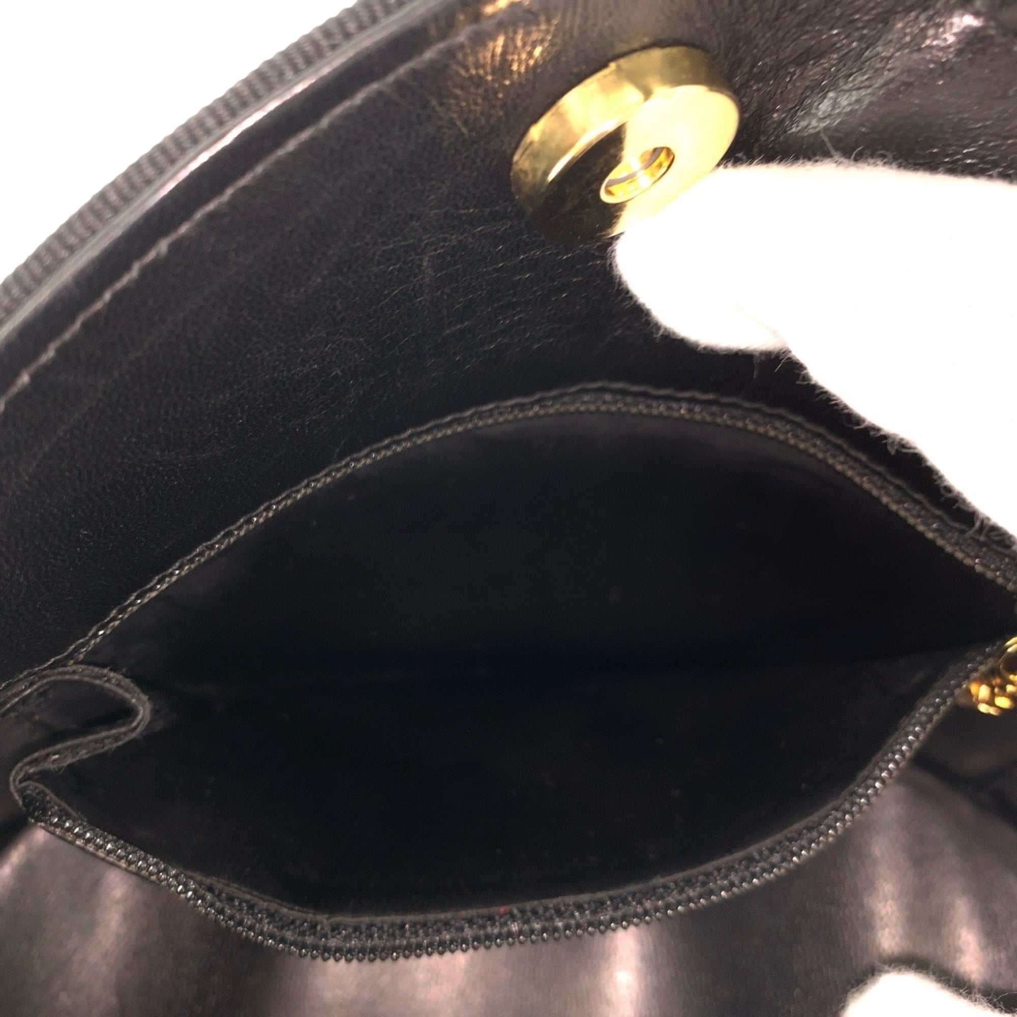 Salvatore Ferragamo Black Leather Handbag (Pre-Owned)