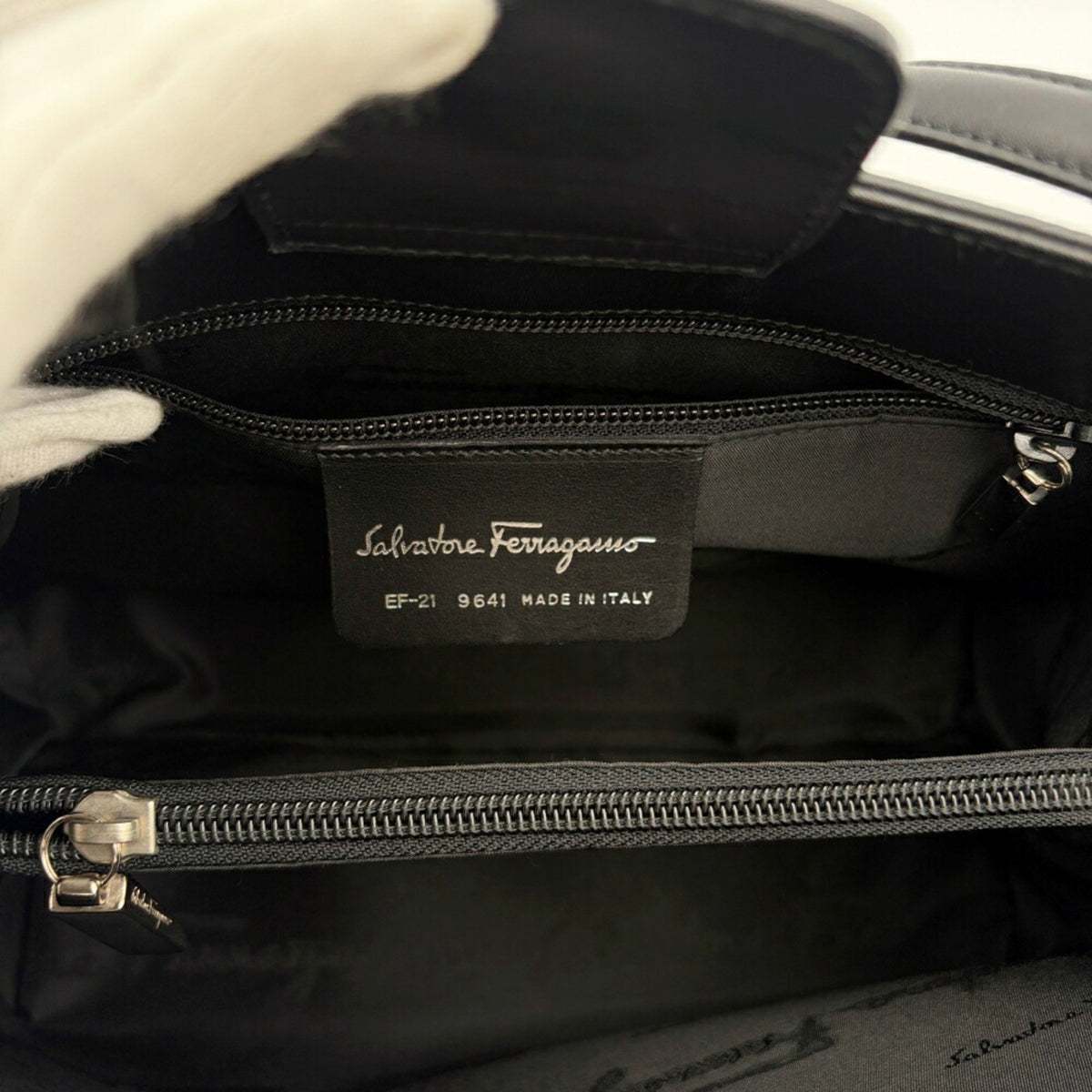 Salvatore Ferragamo Black Leather Shoulder Bag (Pre-Owned)
