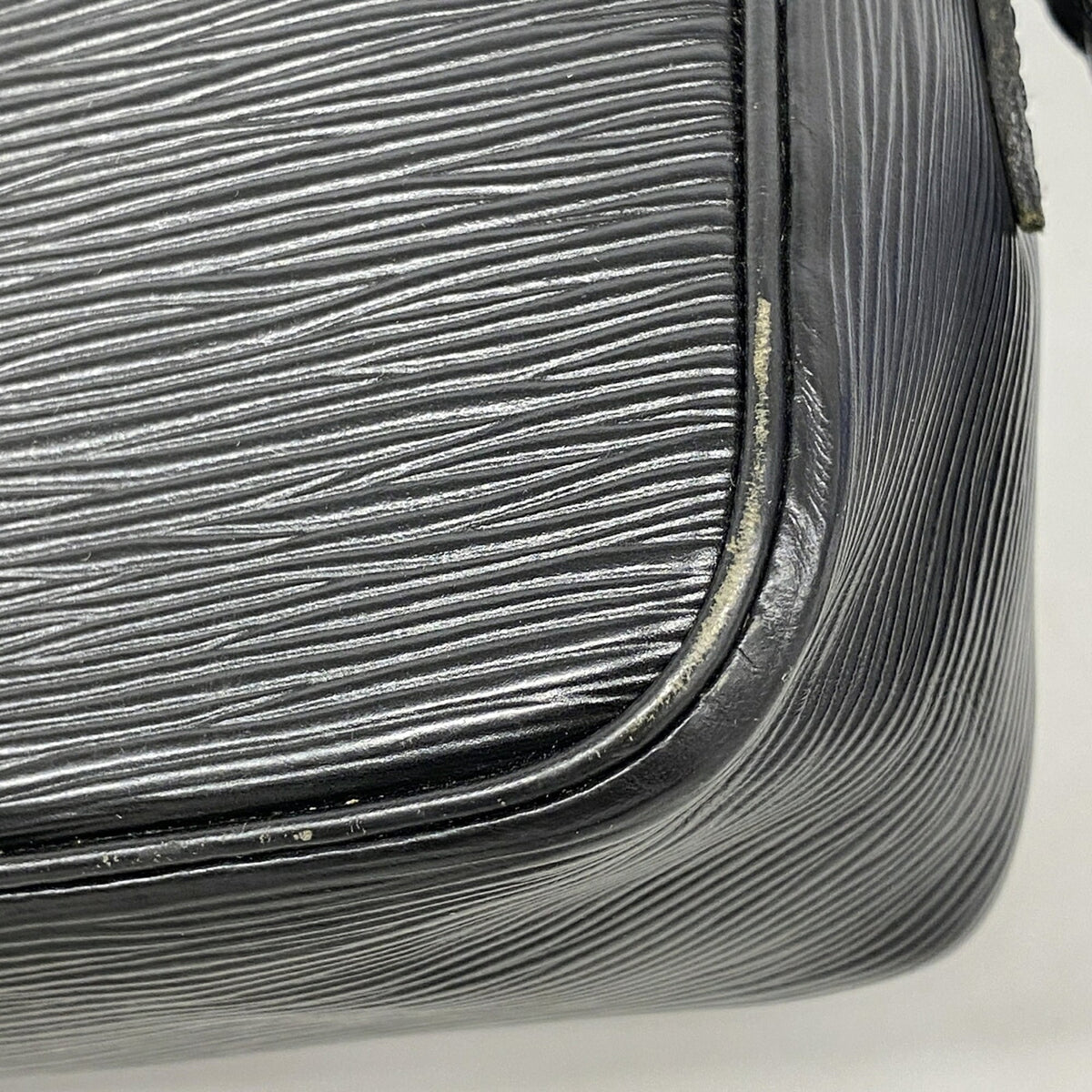 Louis Vuitton Noir Shoulder Bag (Pre-Owned)