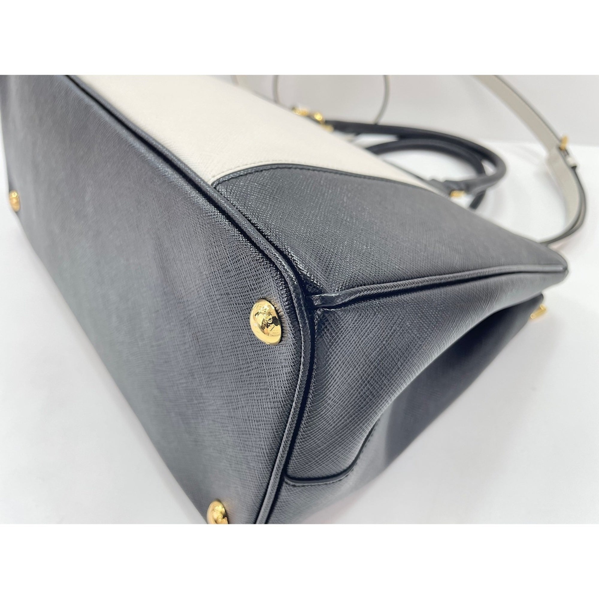 Prada White Leather Handbag (Pre-Owned)