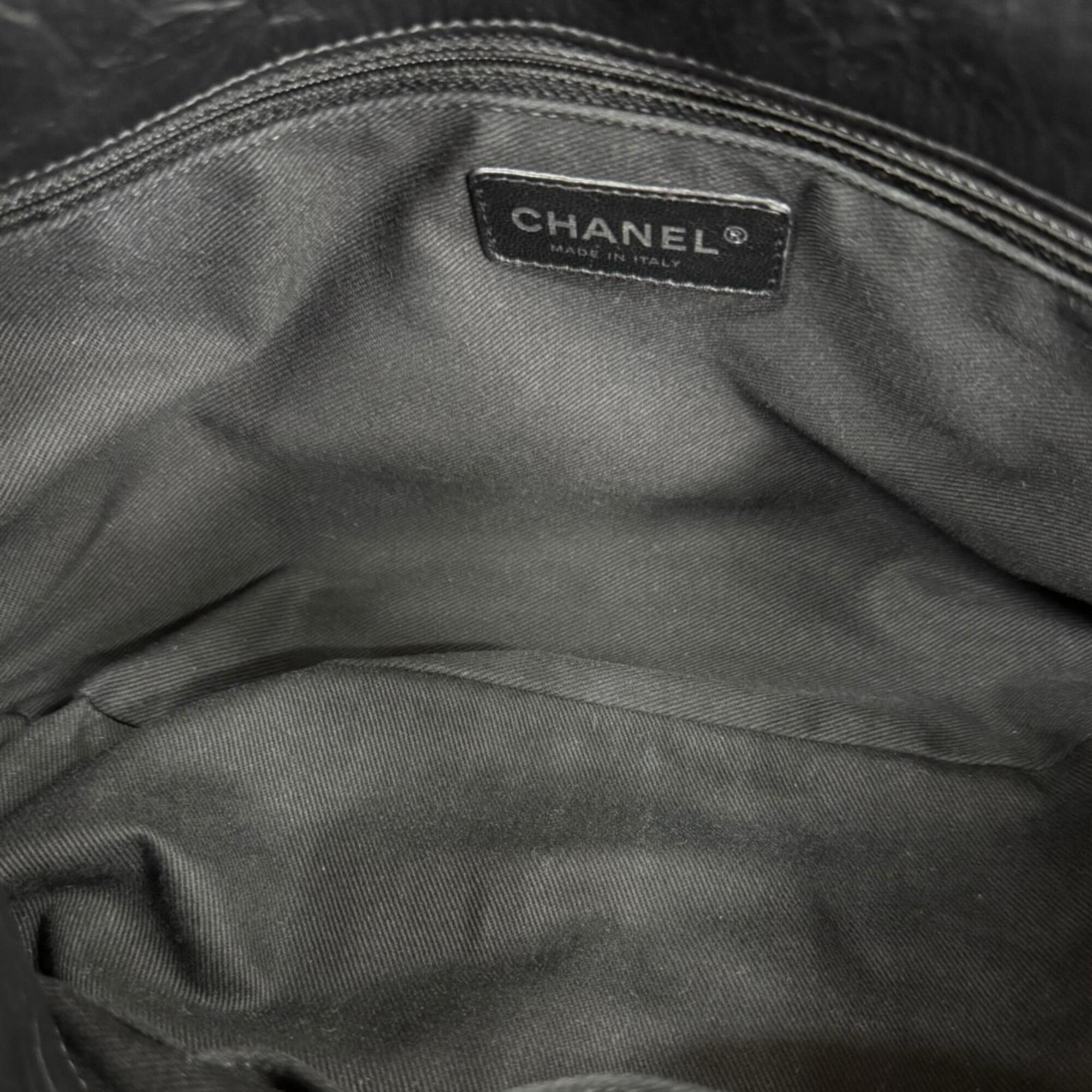 Chanel Matelasse Black Leather Shoulder Bag (Pre-Owned)