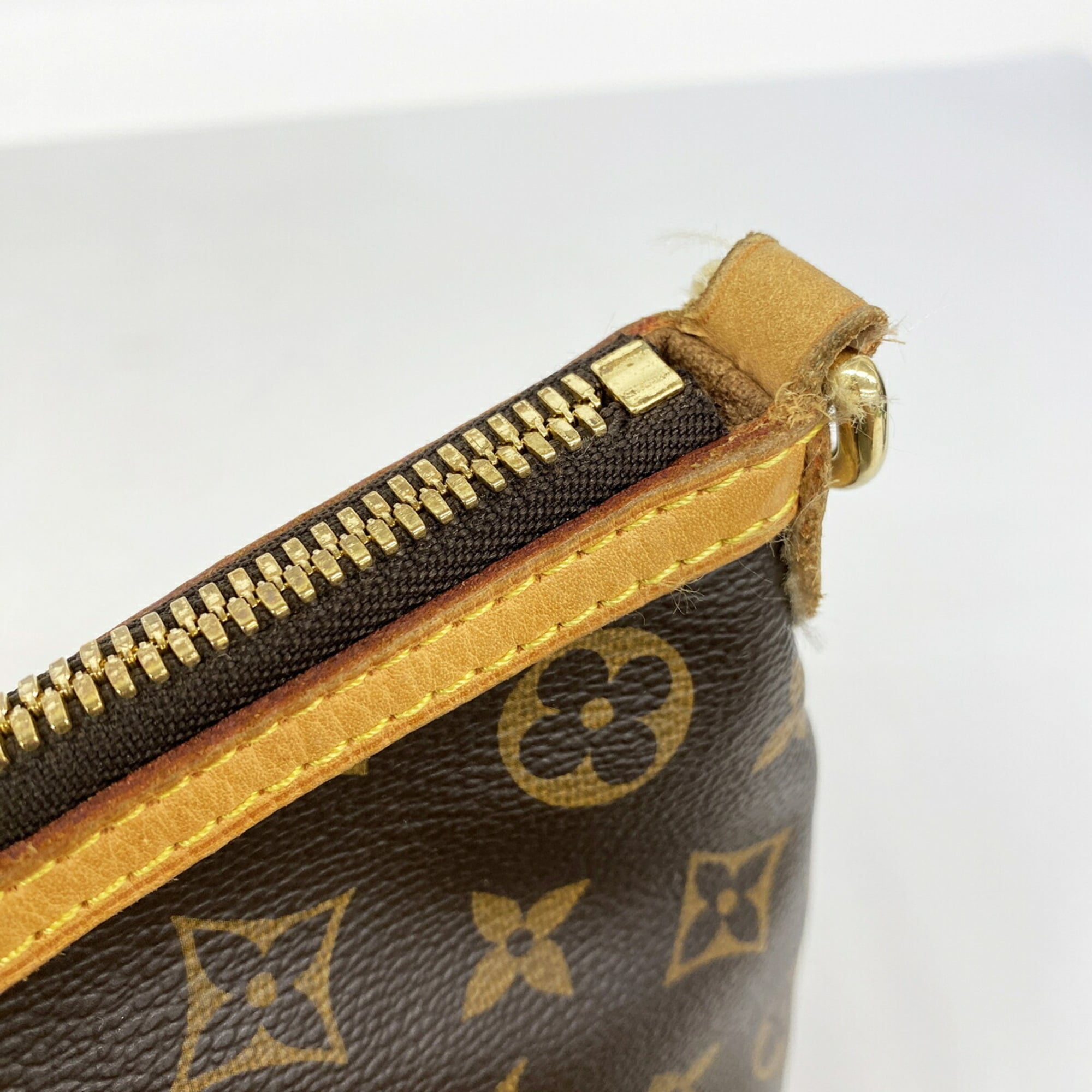 Louis Vuitton Brown Handbag (Pre-Owned)