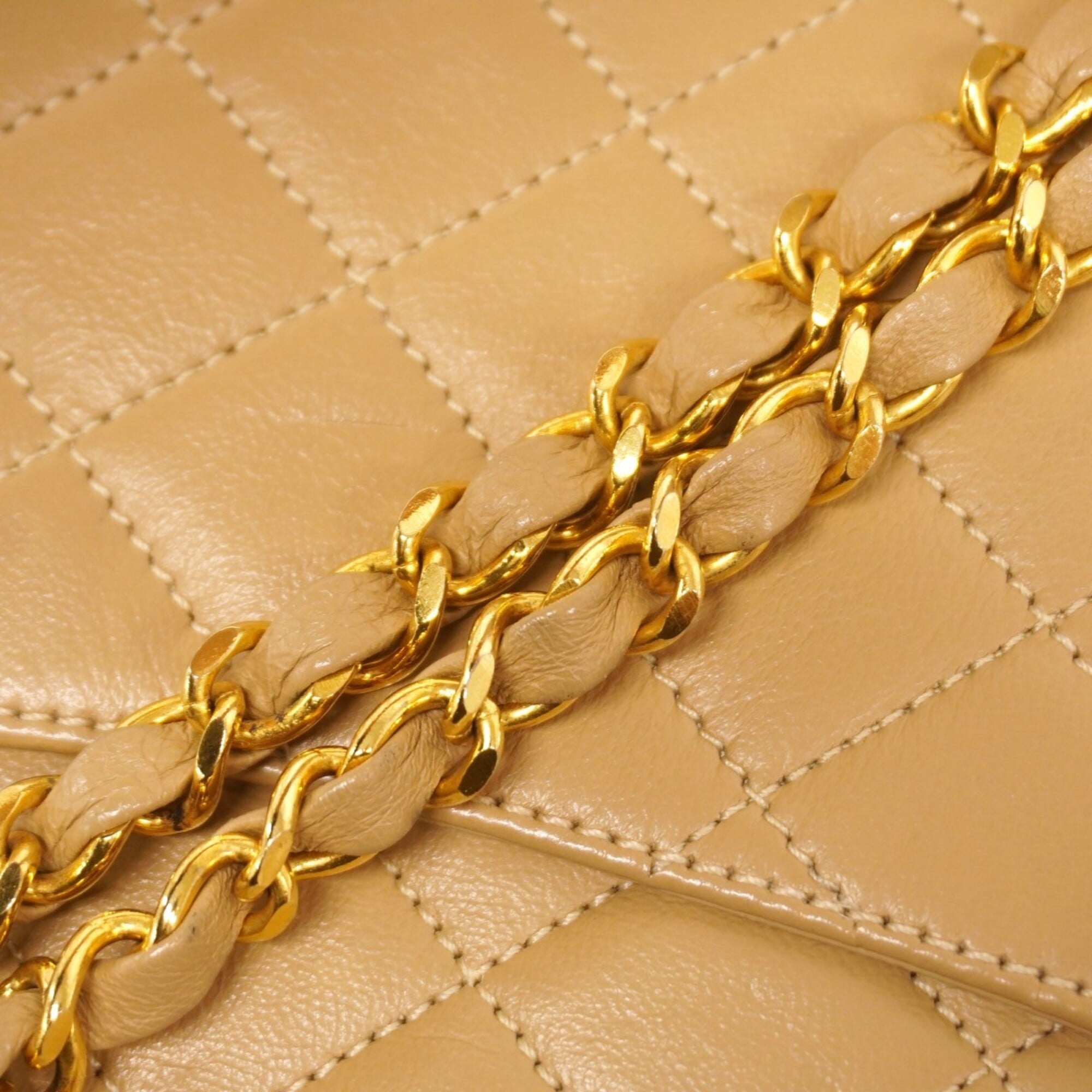 Chanel Beige Leather Shoulder Bag (Pre-Owned)