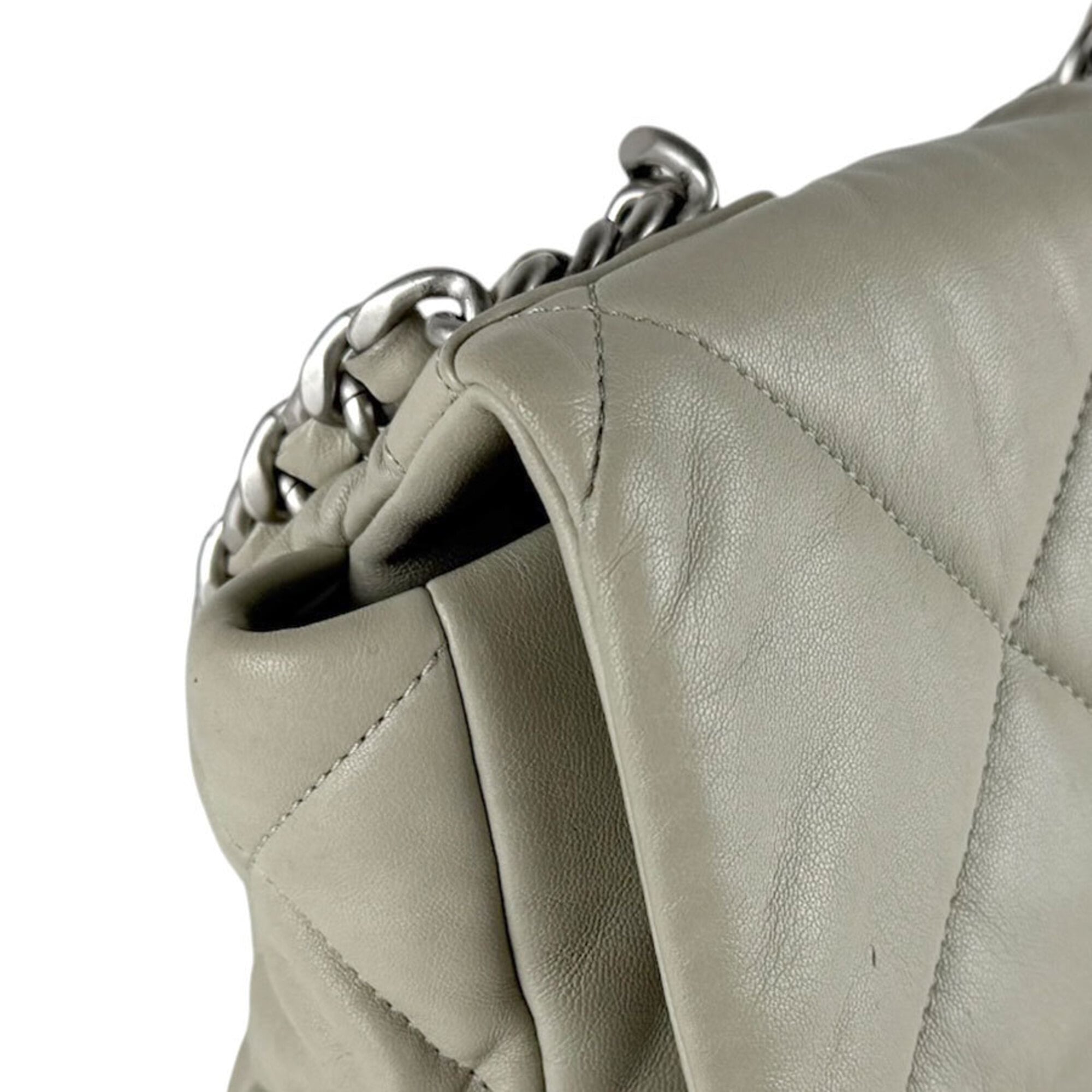 Chanel Gray Leather Shoulder Bag (Pre-Owned)