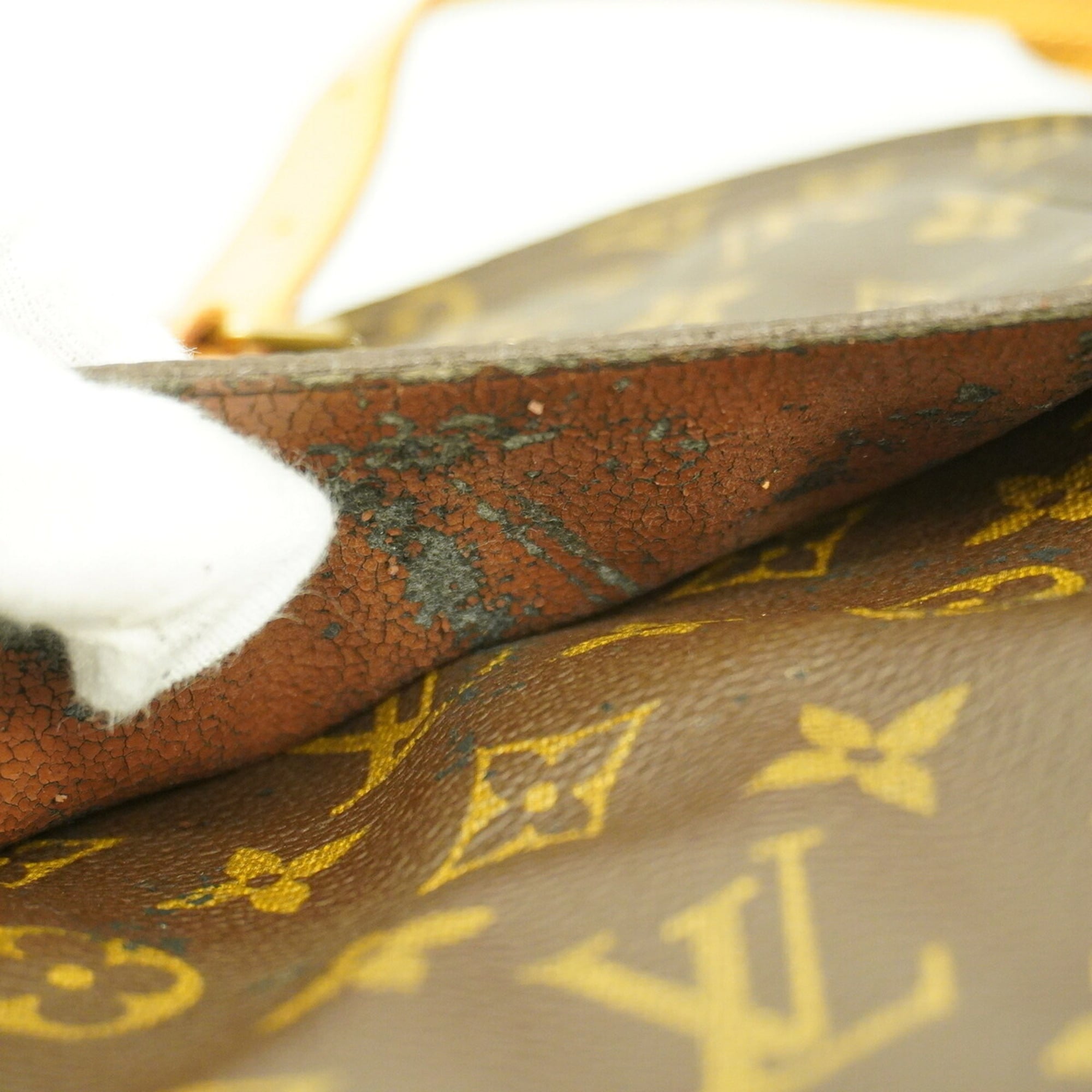 Louis Vuitton Brown Shoulder Bag (Pre-Owned)