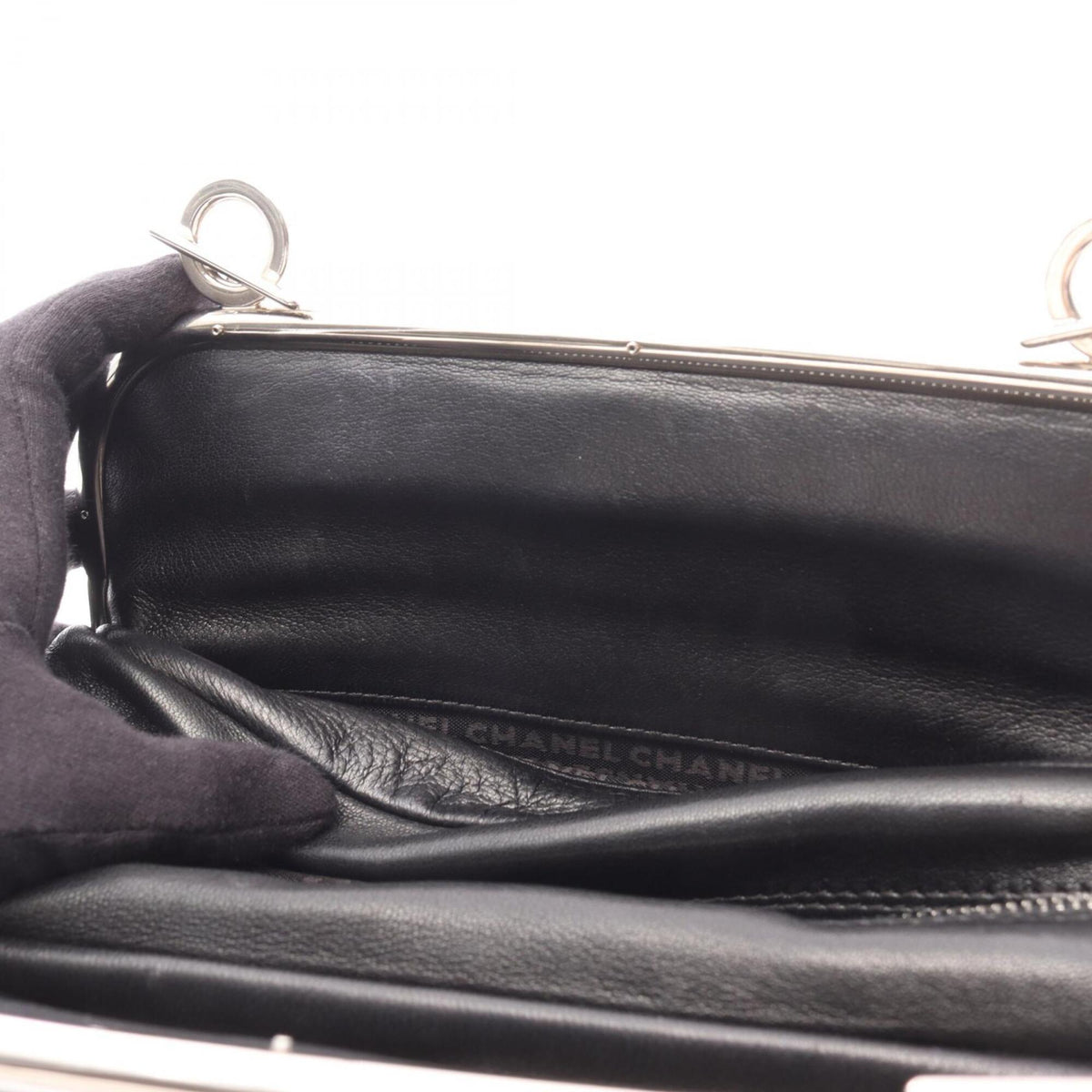 Chanel Black Leather Handbag (Pre-Owned)