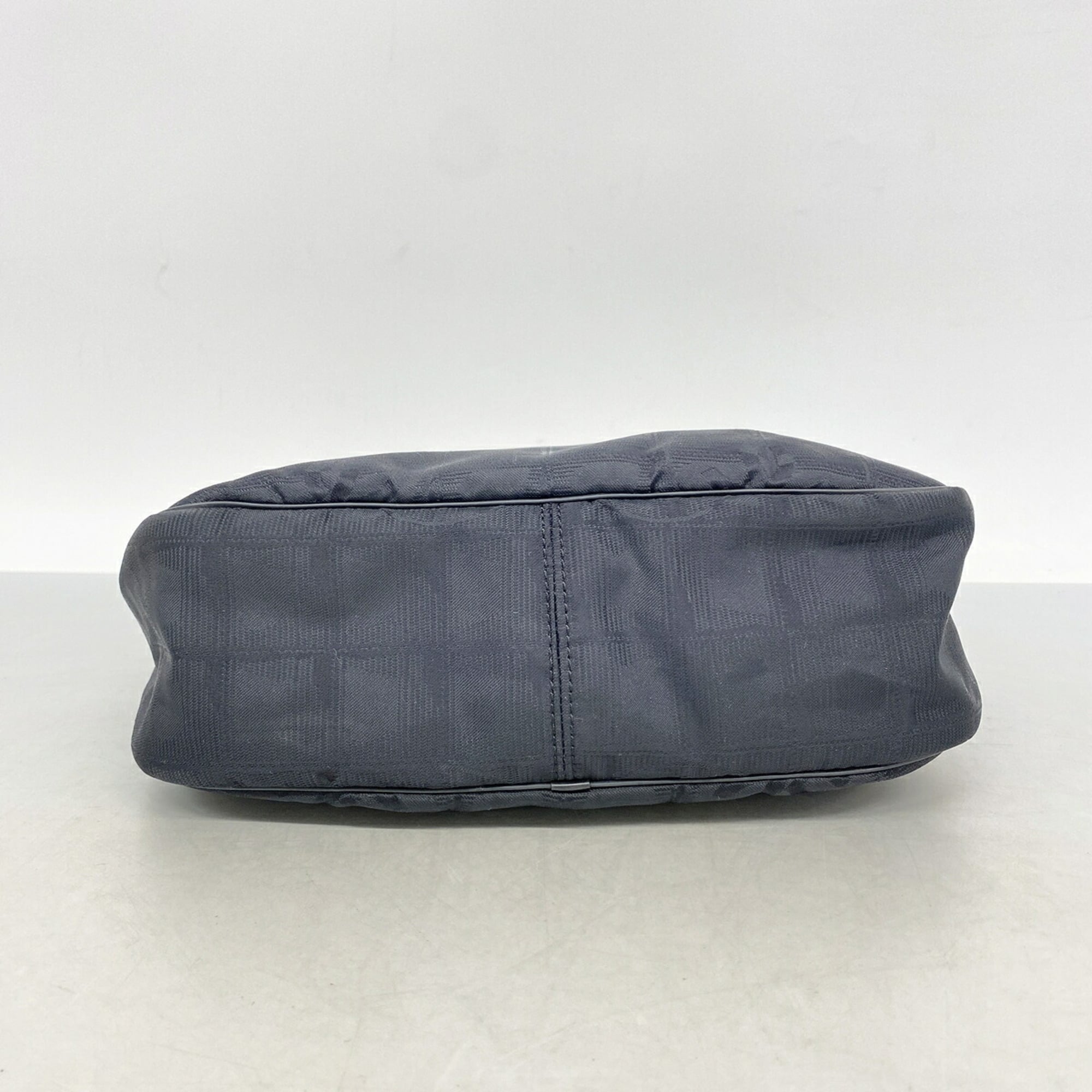 Chanel Black Nylon Shoulder Bag (Pre-Owned)