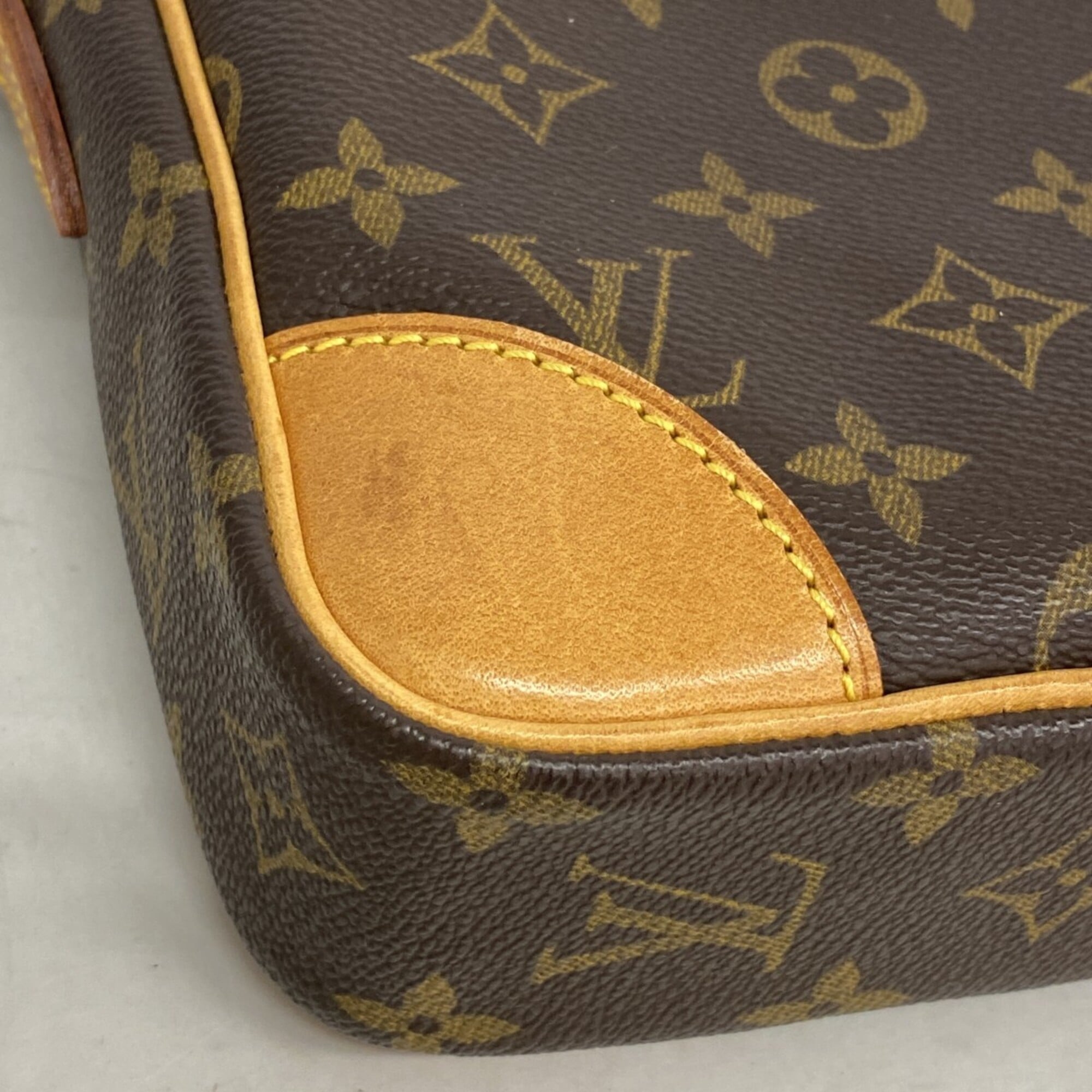 Louis Vuitton Brown Shoulder Bag (Pre-Owned)
