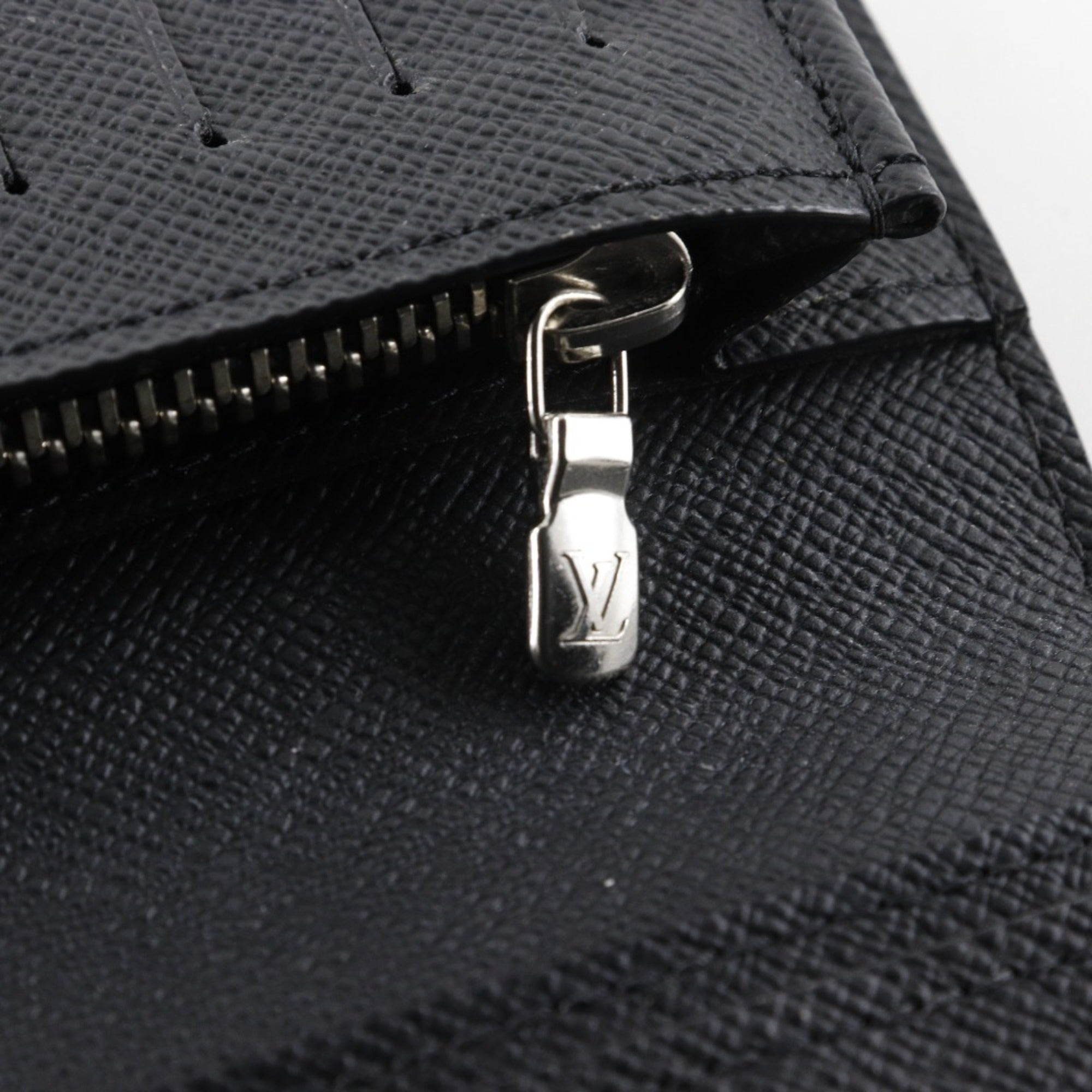 Louis Vuitton Taiga Black Noir Taiga Leather Long Wallet (Bi-Fold) (Pre-Owned)