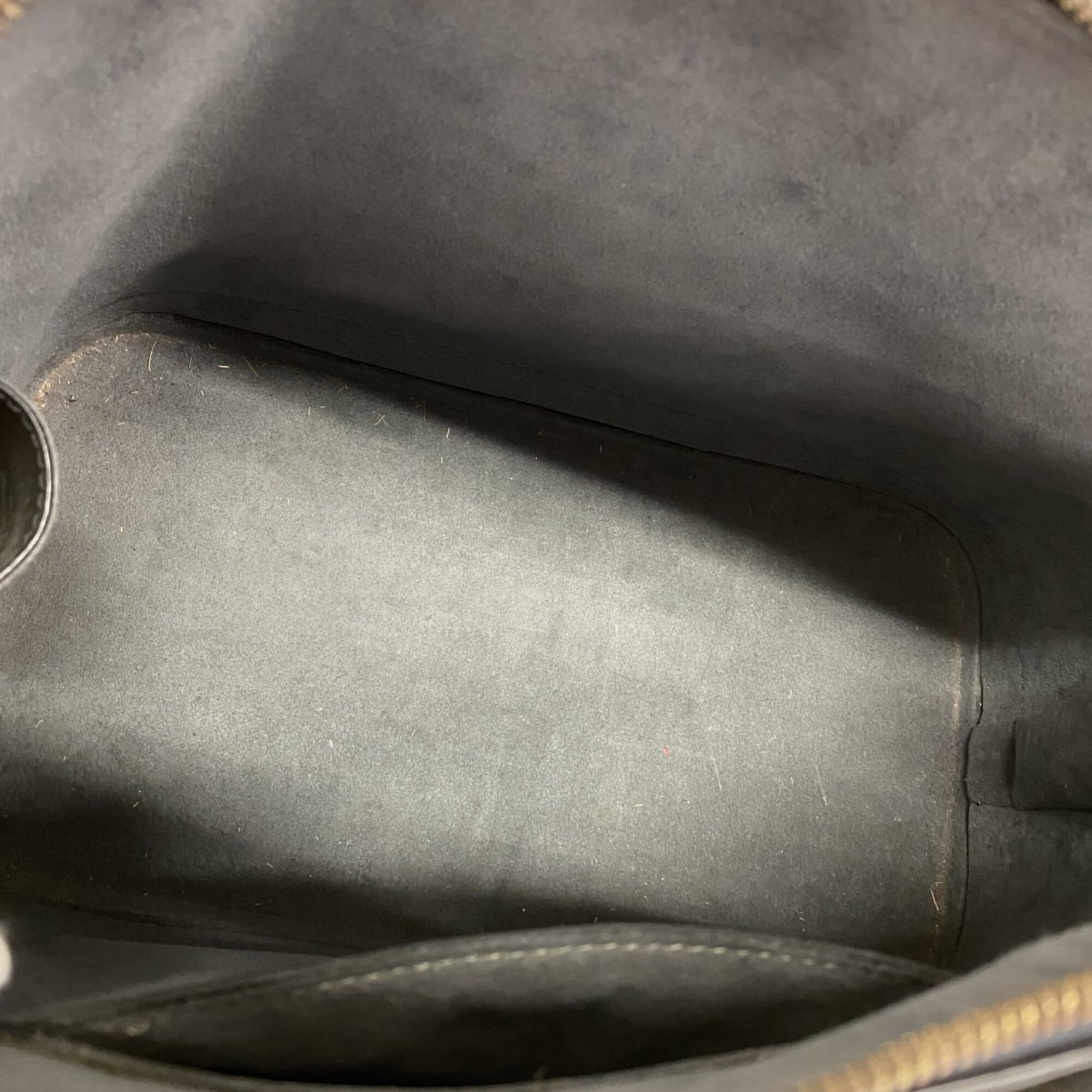 Louis Vuitton Noir Handbag (Pre-Owned)