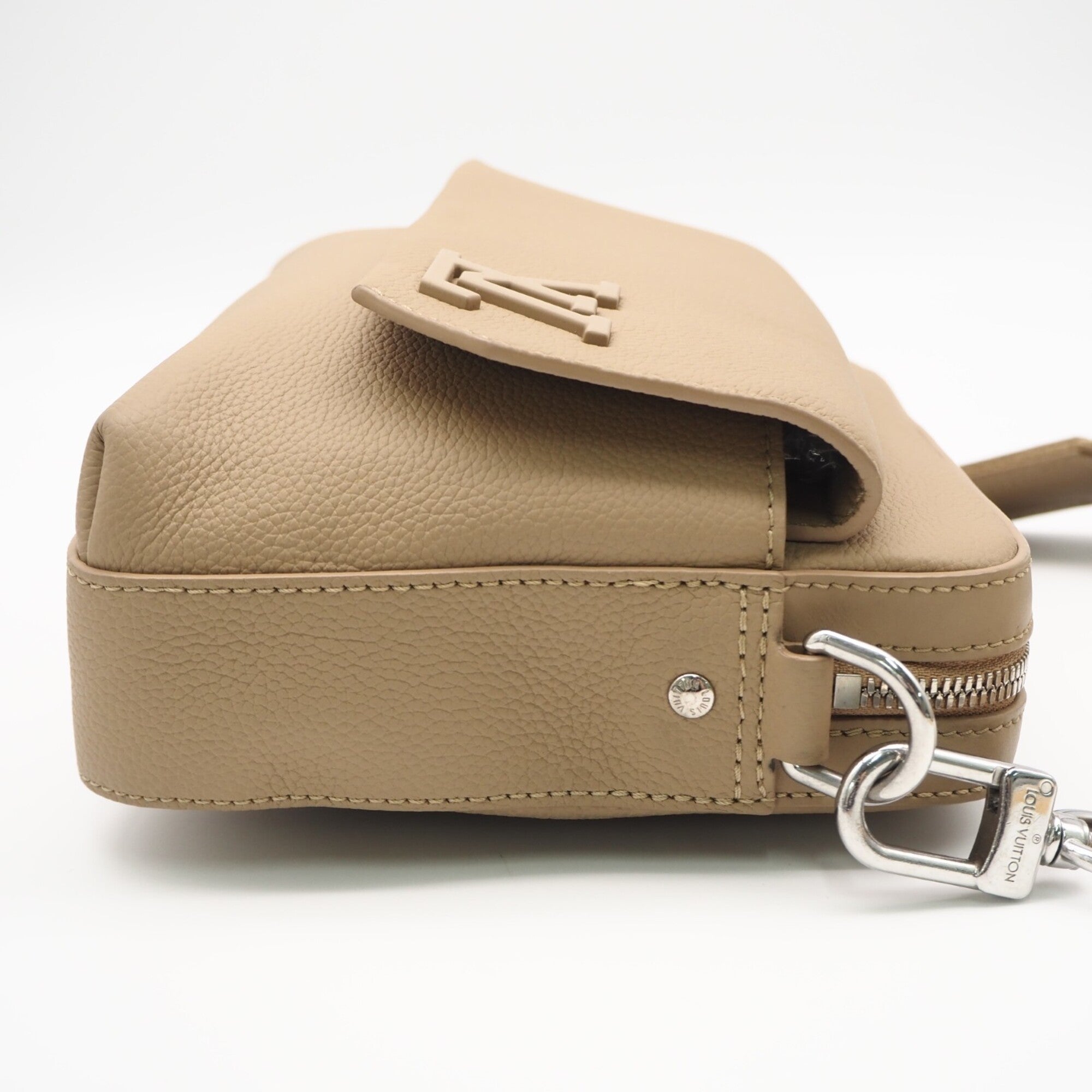 Louis Vuitton Beige Shoulder Bag (Pre-Owned)