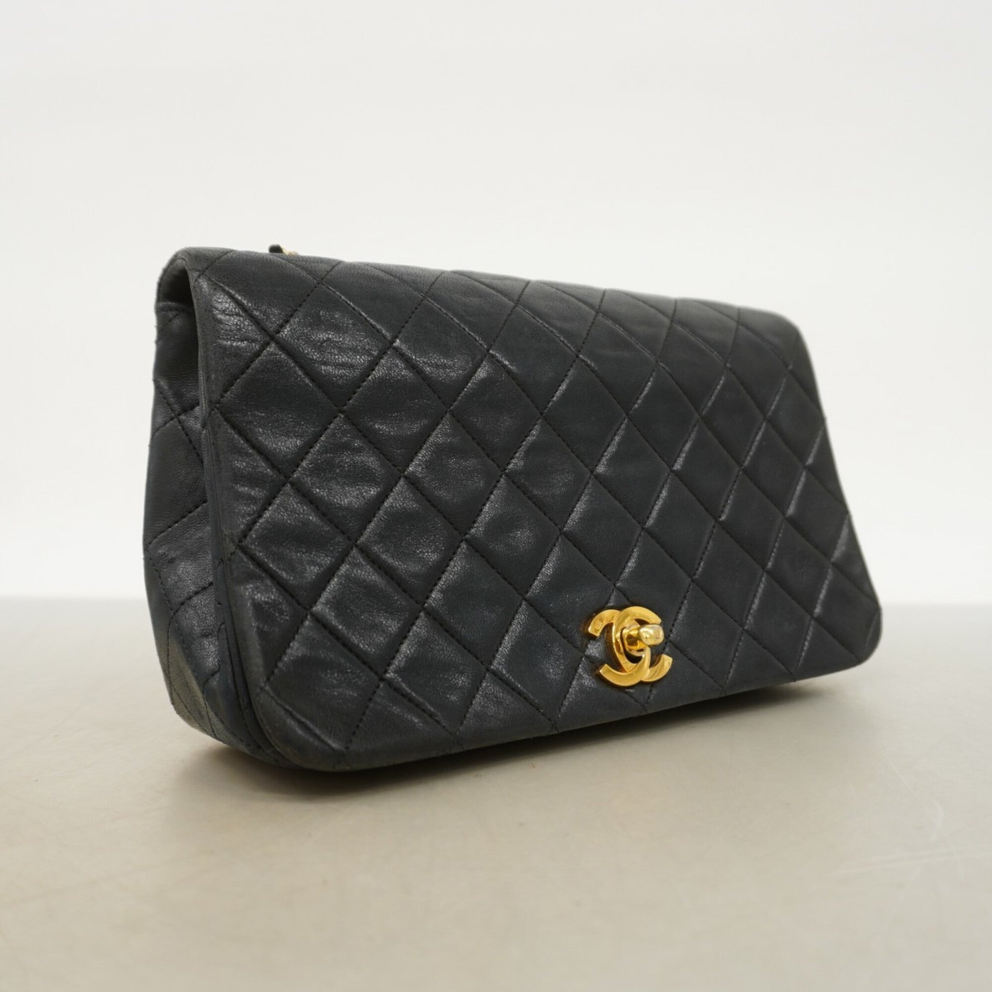 Chanel Black Leather Shoulder Bag (Pre-Owned)