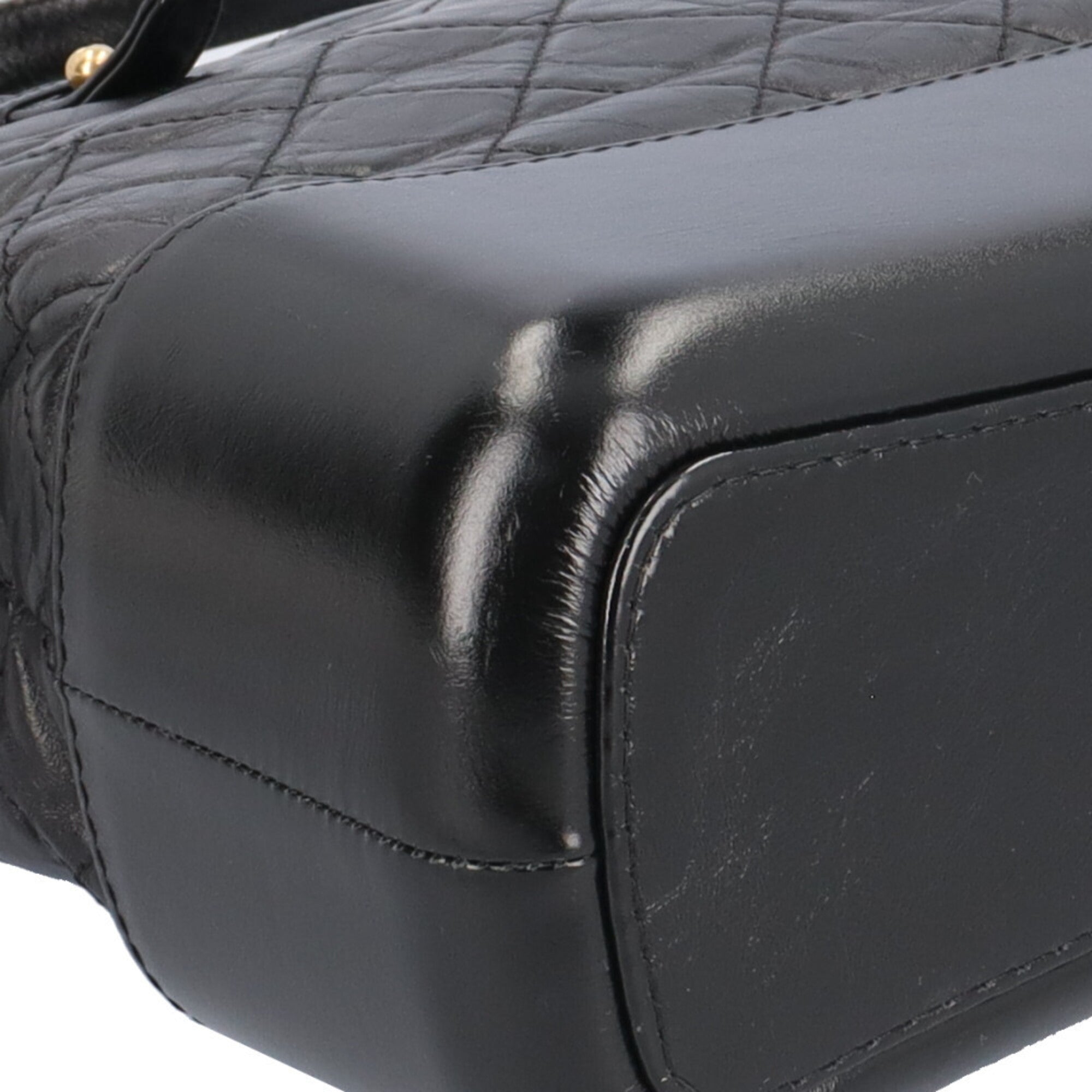 Chanel Black Leather Shoulder Bag (Pre-Owned)