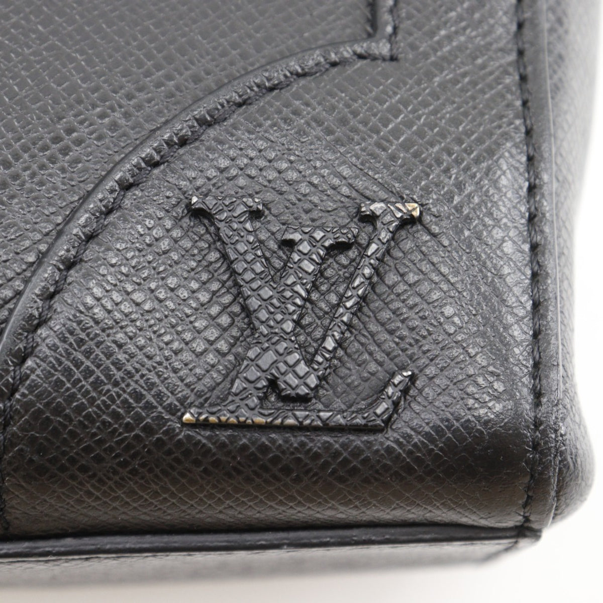 Louis Vuitton Taiga Black Taiga Leather Handbag Tote Bag (Pre-Owned)