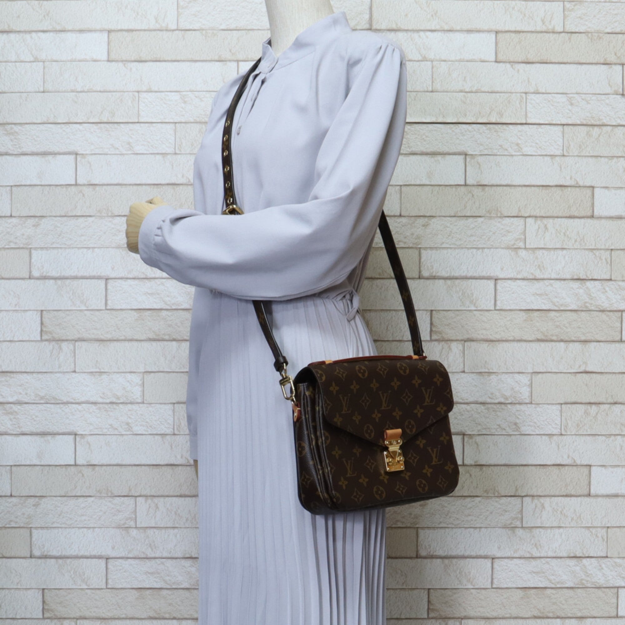 Louis Vuitton Monogram Brown Monogram Monogram Shoulder Bag (Pre-Owned)