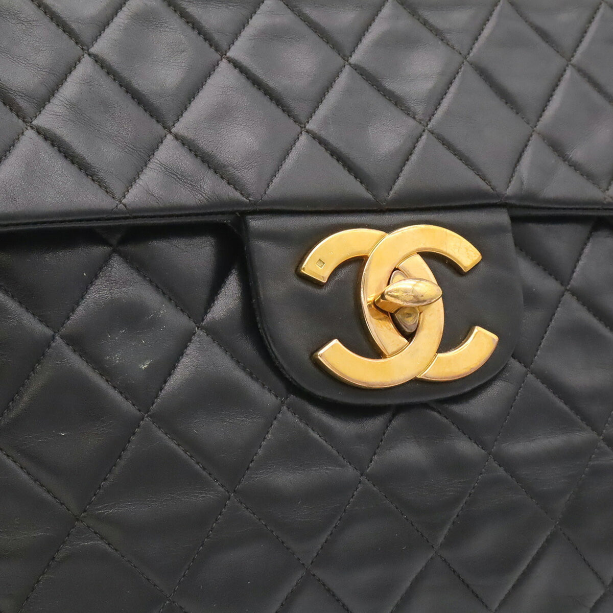 Chanel Black Leather Shoulder Bag (Pre-Owned)