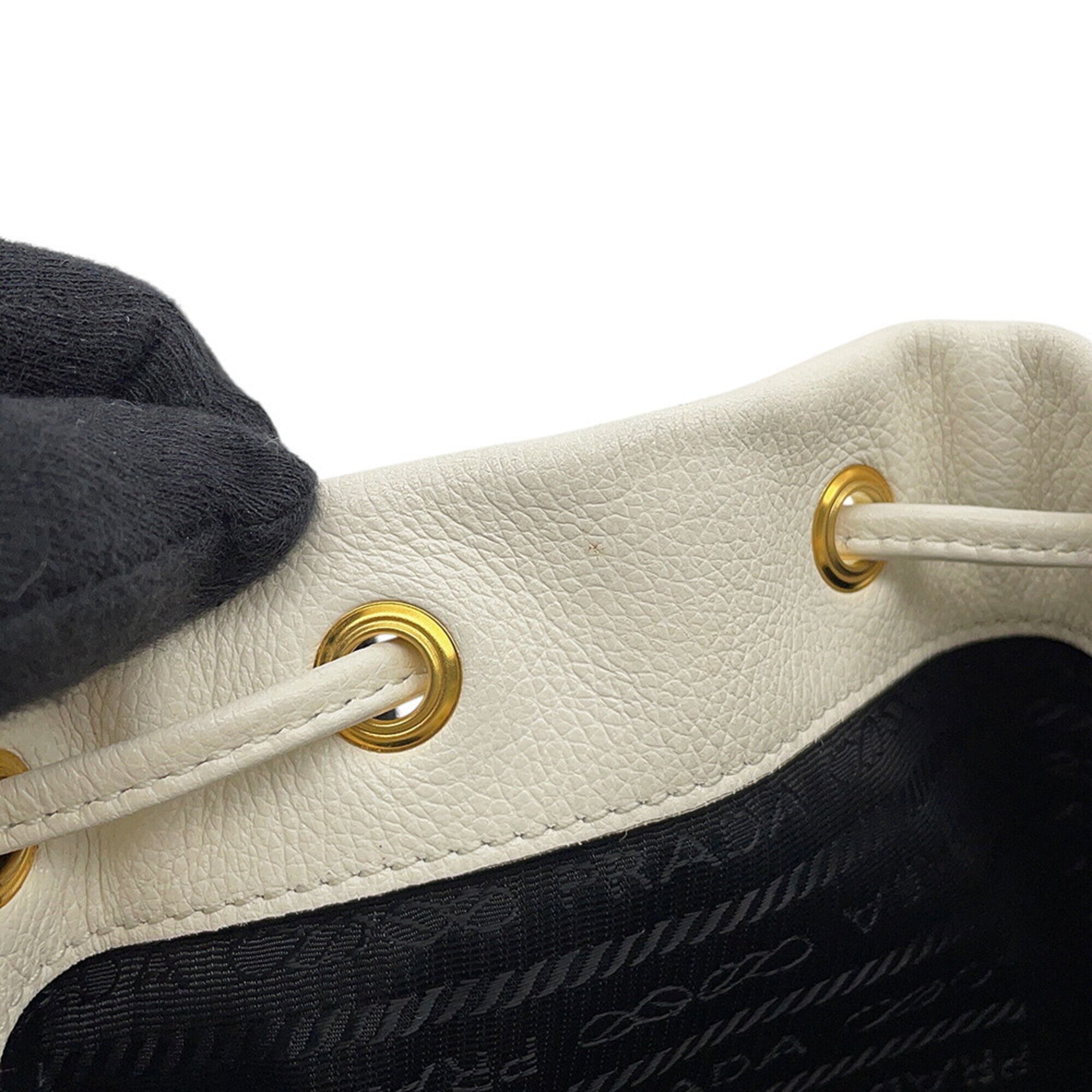 Prada White Leather Handbag Shoulder Bag (Pre-Owned)