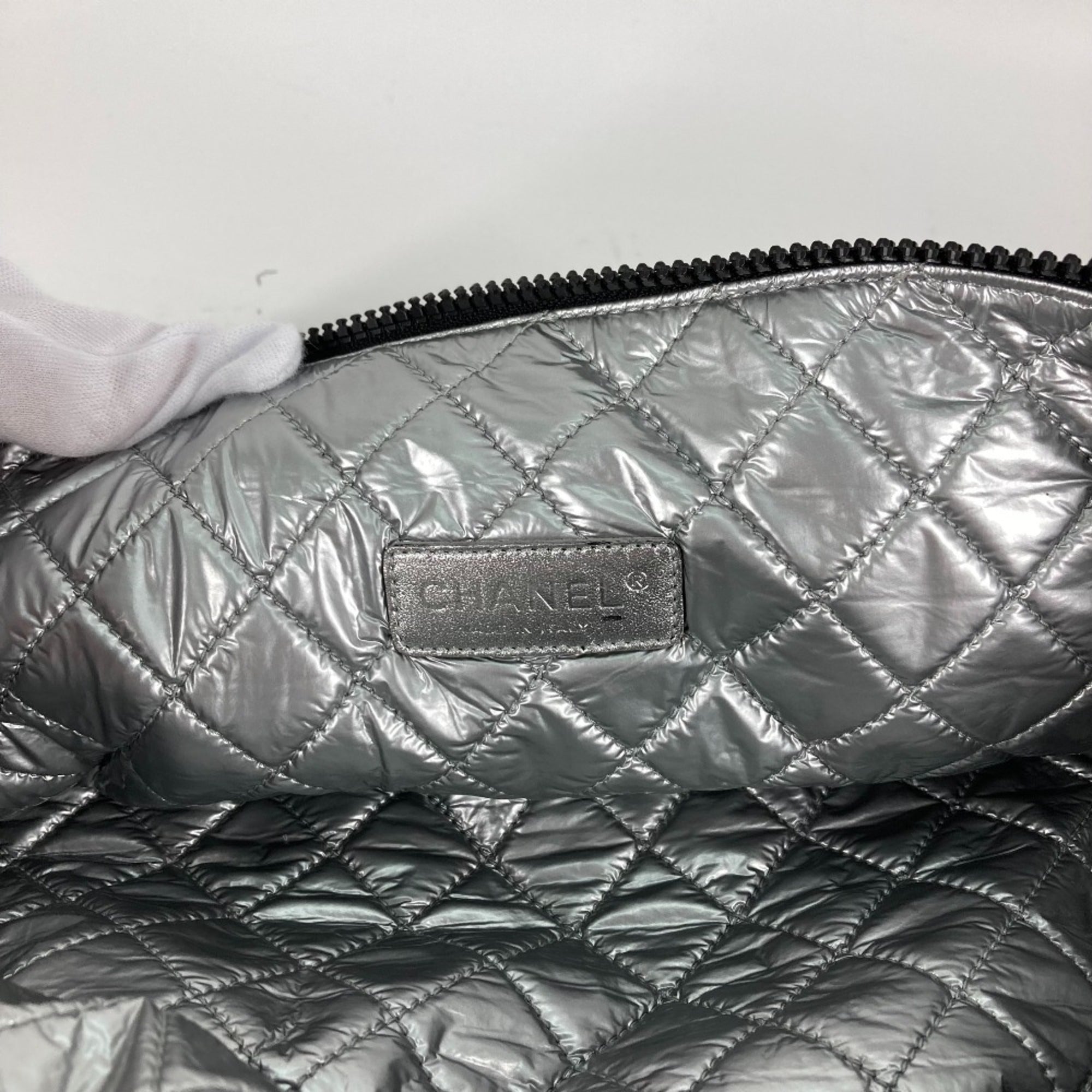 Chanel White Cloth Shoulder Bag (Pre-Owned)