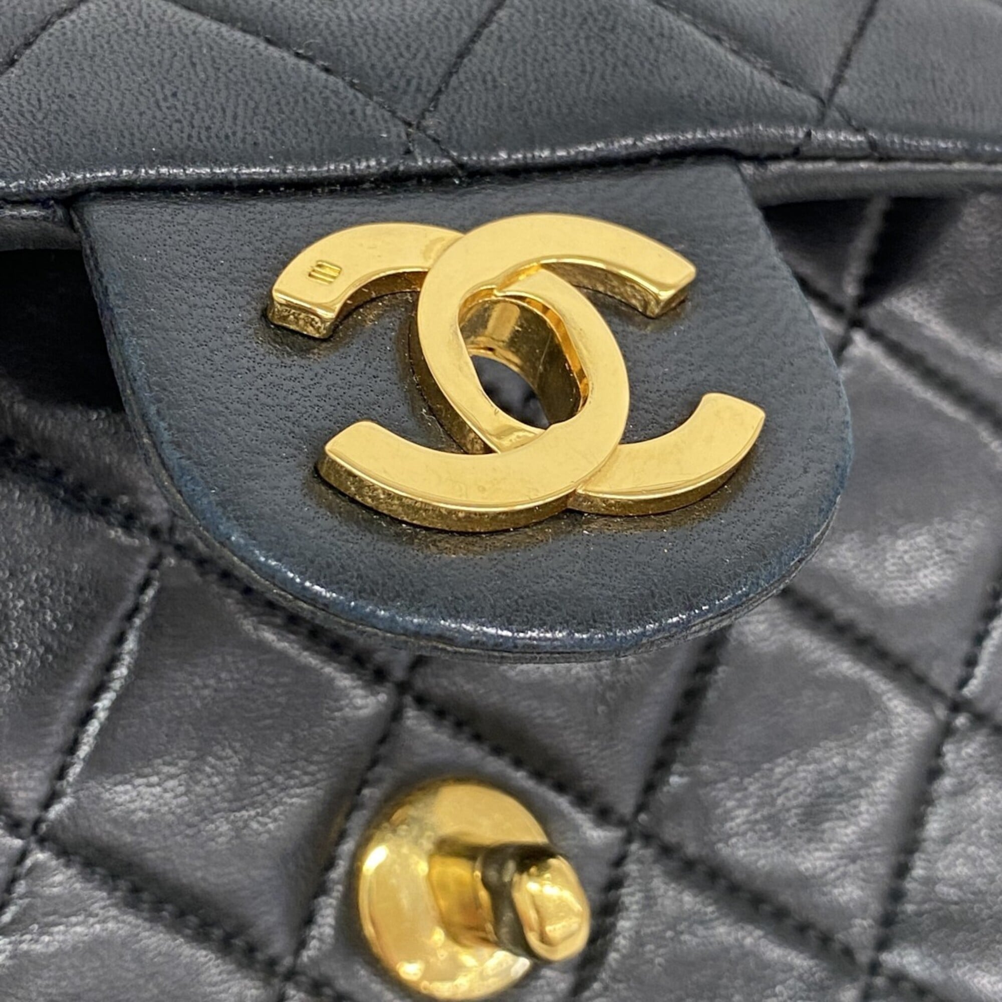 Chanel Black Leather Shoulder Bag (Pre-Owned)