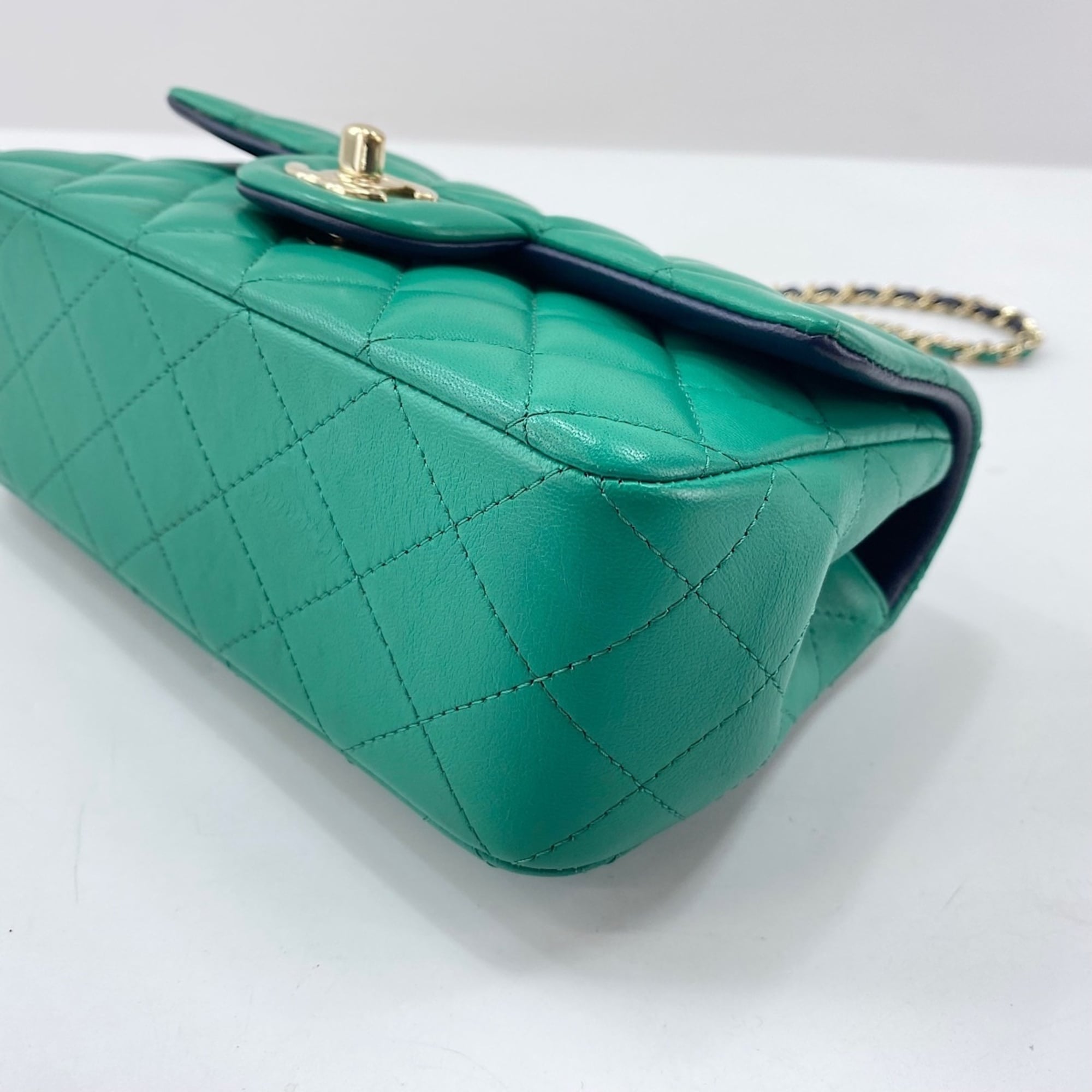 Chanel Green Handbag (Pre-Owned)