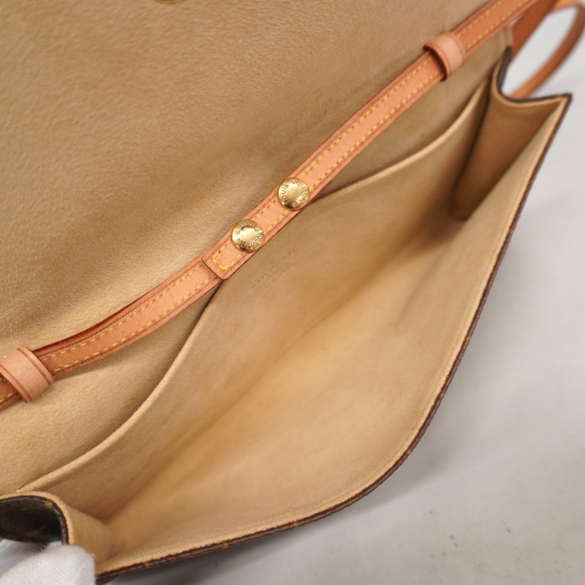Louis Vuitton Brown Shoulder Bag (Pre-Owned)