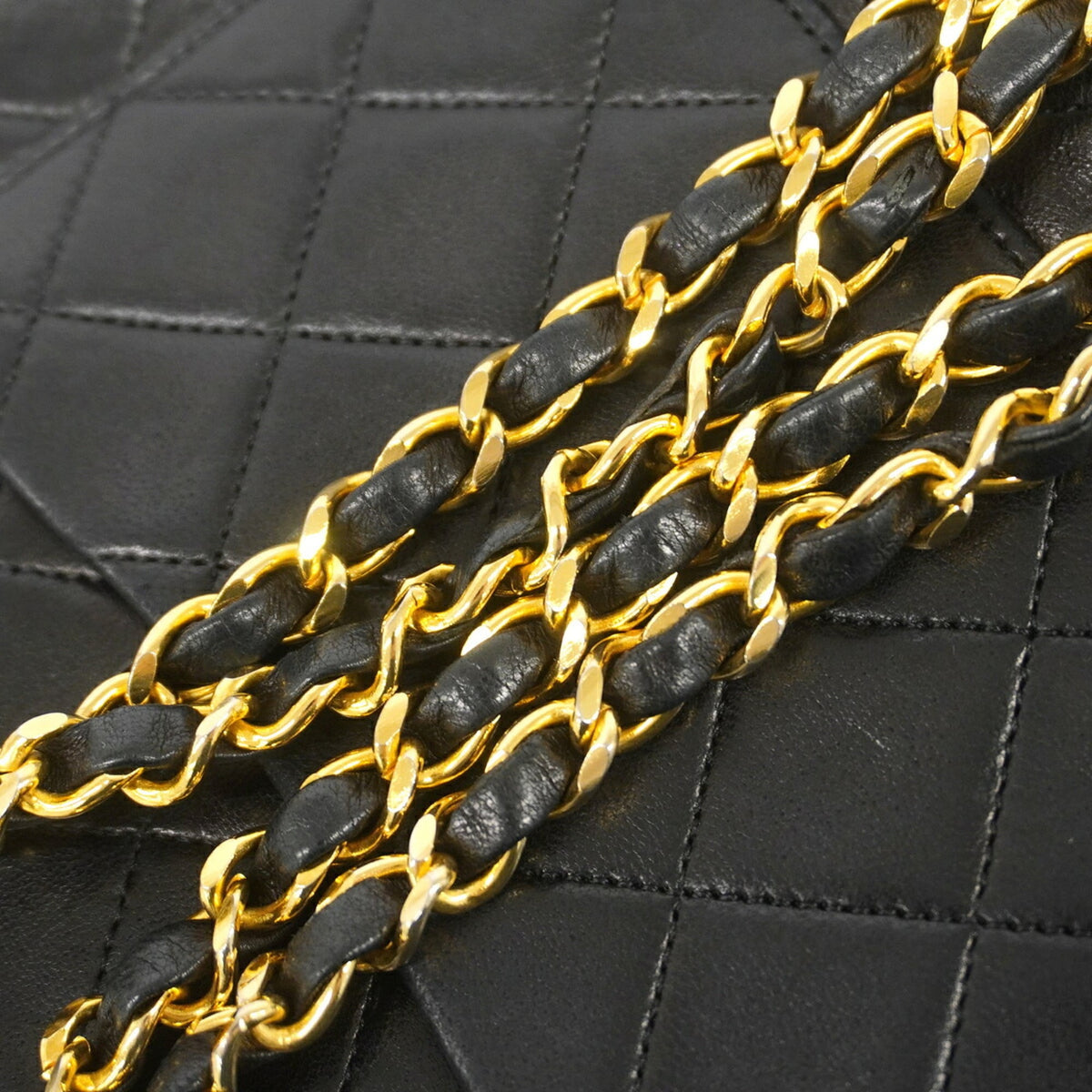 Chanel Black Leather Shoulder Bag (Pre-Owned)