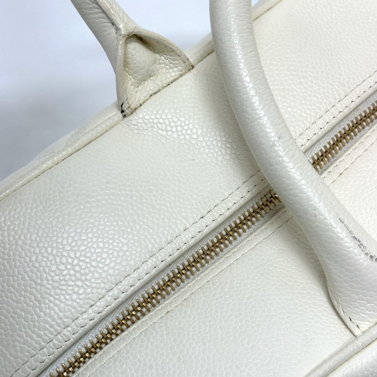 Chanel White Leather Handbag (Pre-Owned)