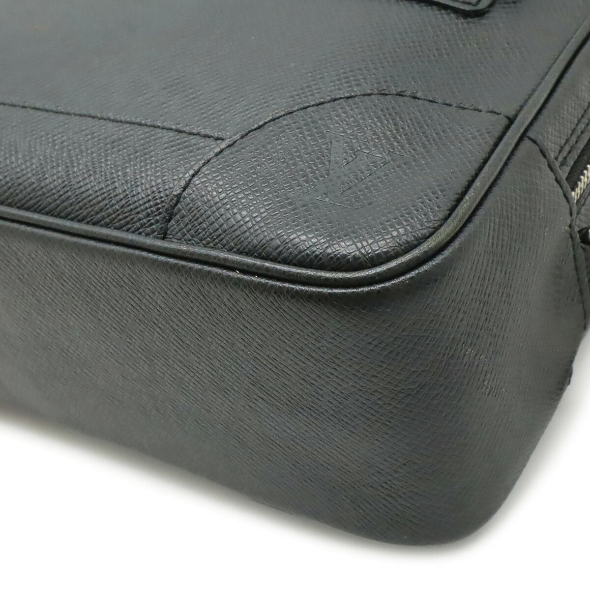 Louis Vuitton Ardoise Black Taiga Leather Clutch Bag (Pre-Owned)