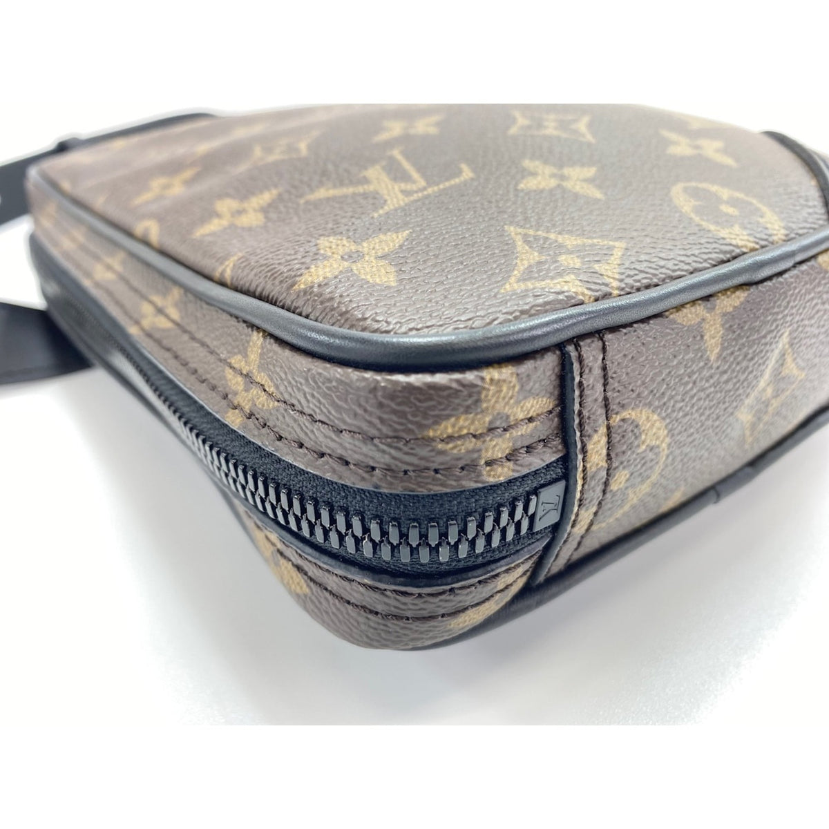 Louis Vuitton Brown Shoulder Bag (Pre-Owned)