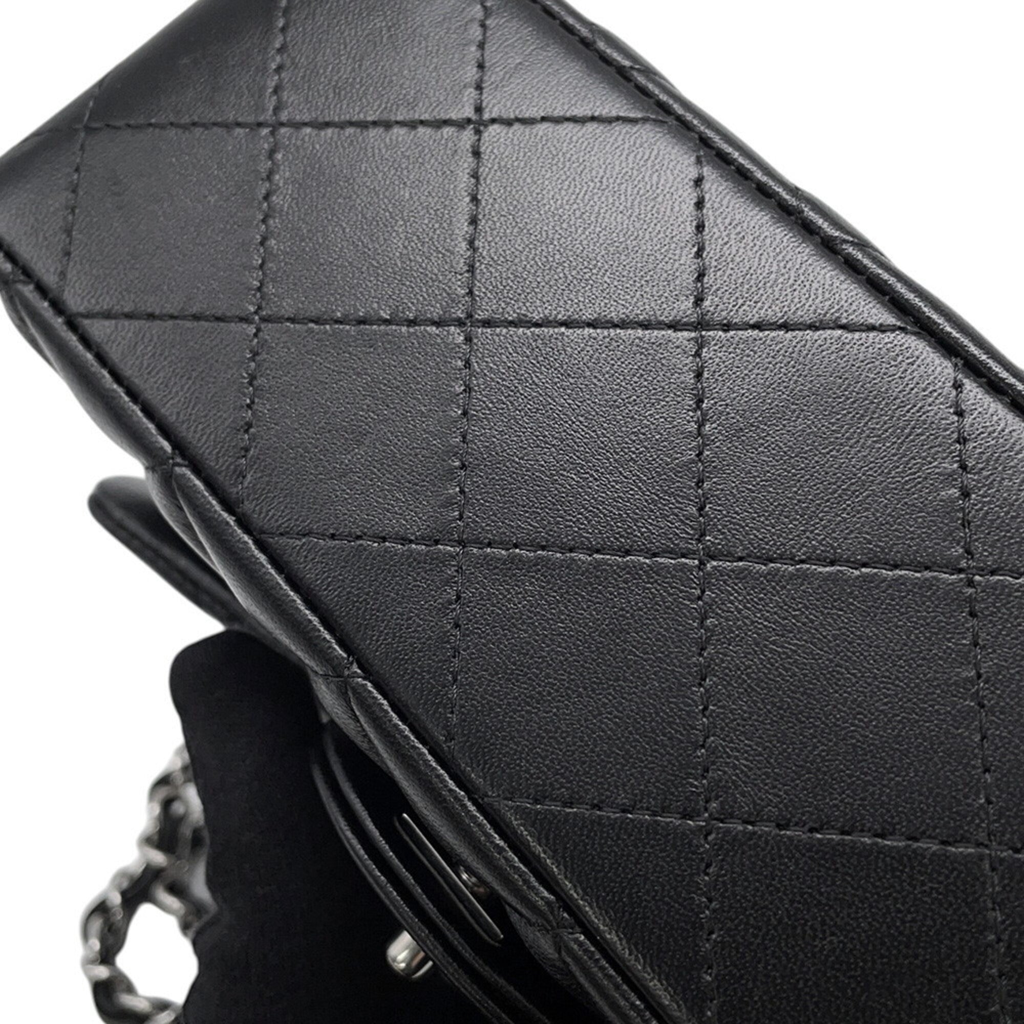 Chanel Black Leather Shoulder Bag (Pre-Owned)