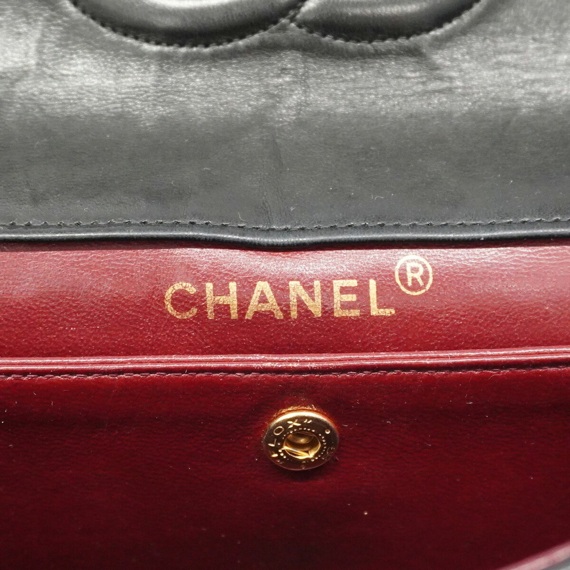 Chanel Black Leather Shoulder Bag (Pre-Owned)