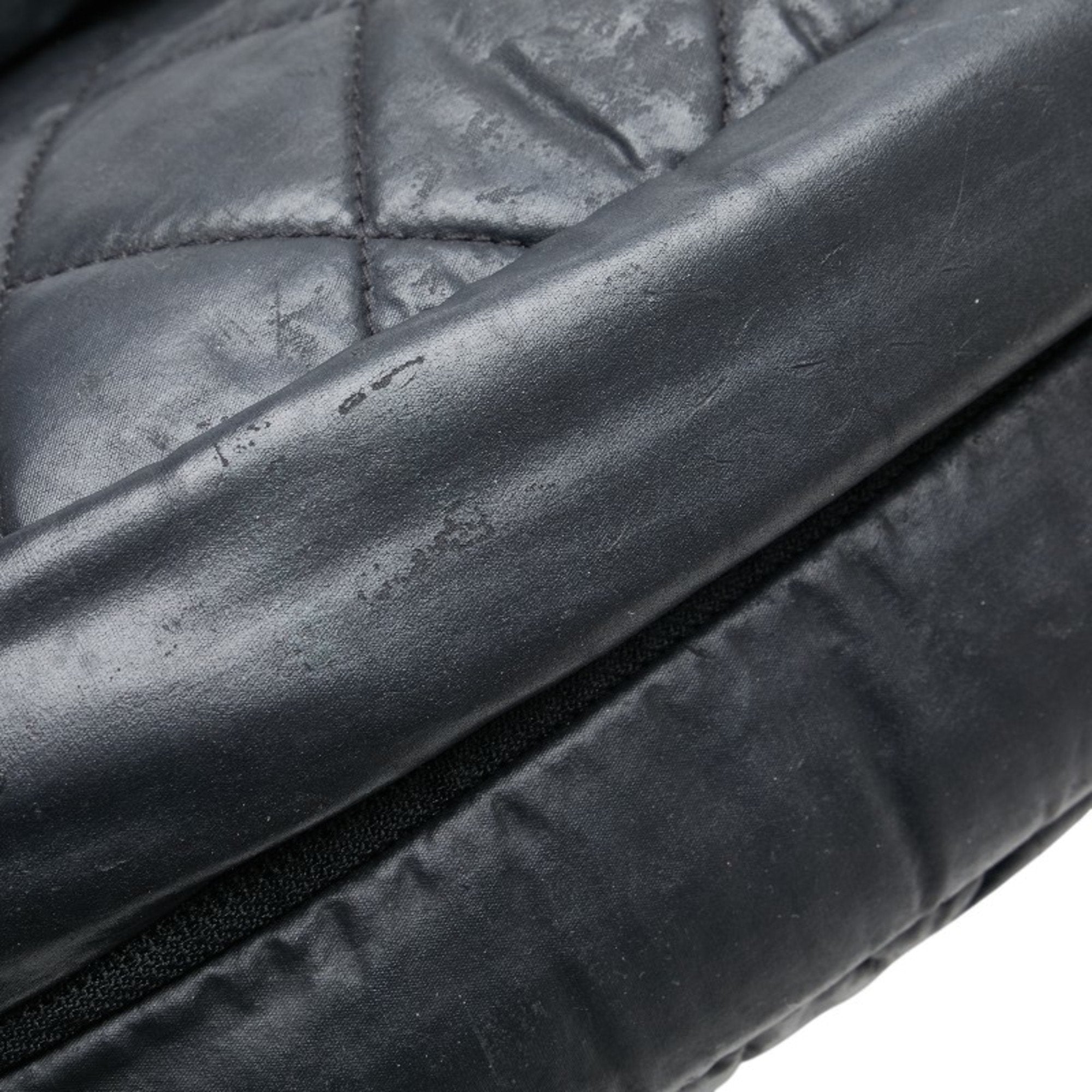 Chanel Black Leather Shoulder Bag (Pre-Owned)