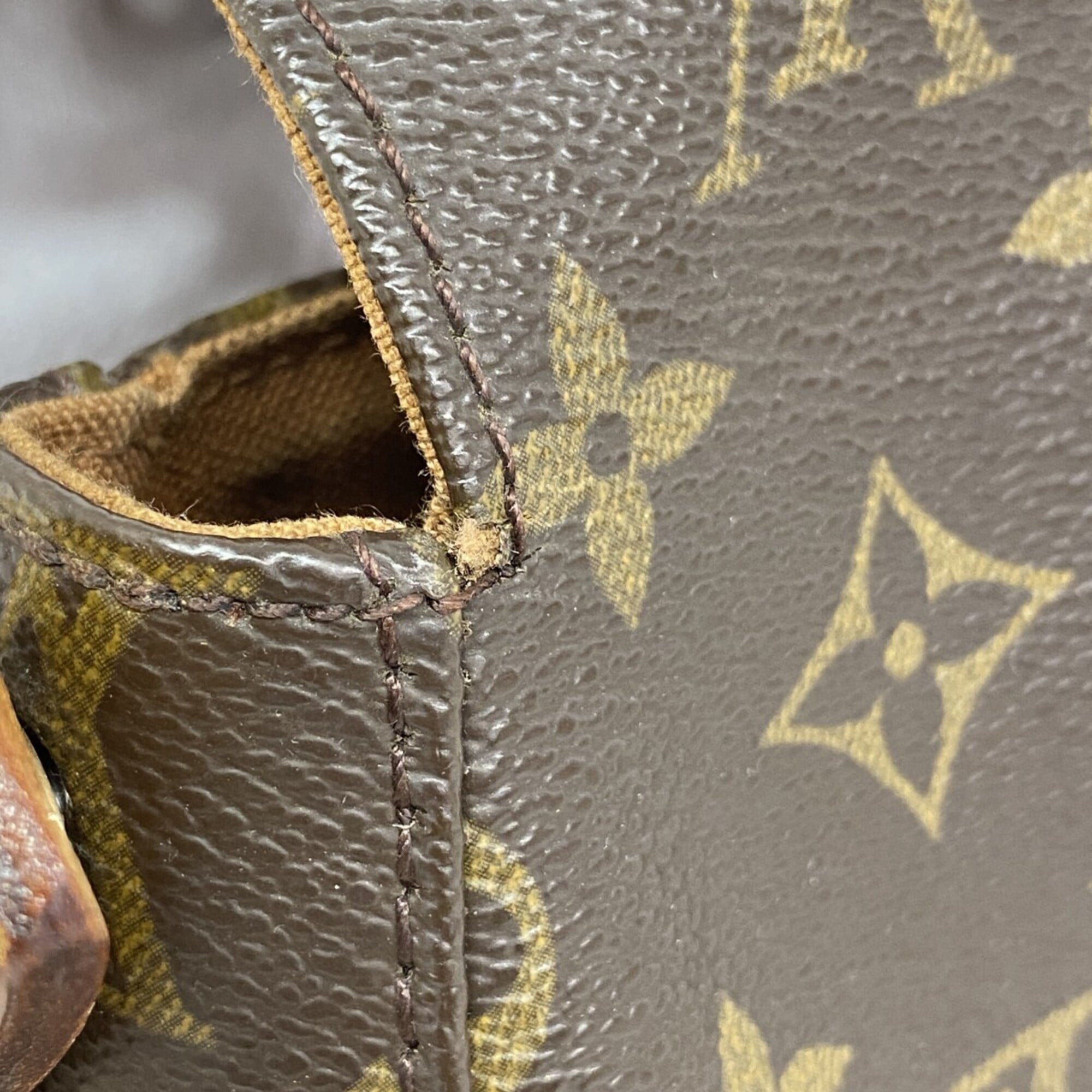 Louis Vuitton Brown Shoulder Bag (Pre-Owned)