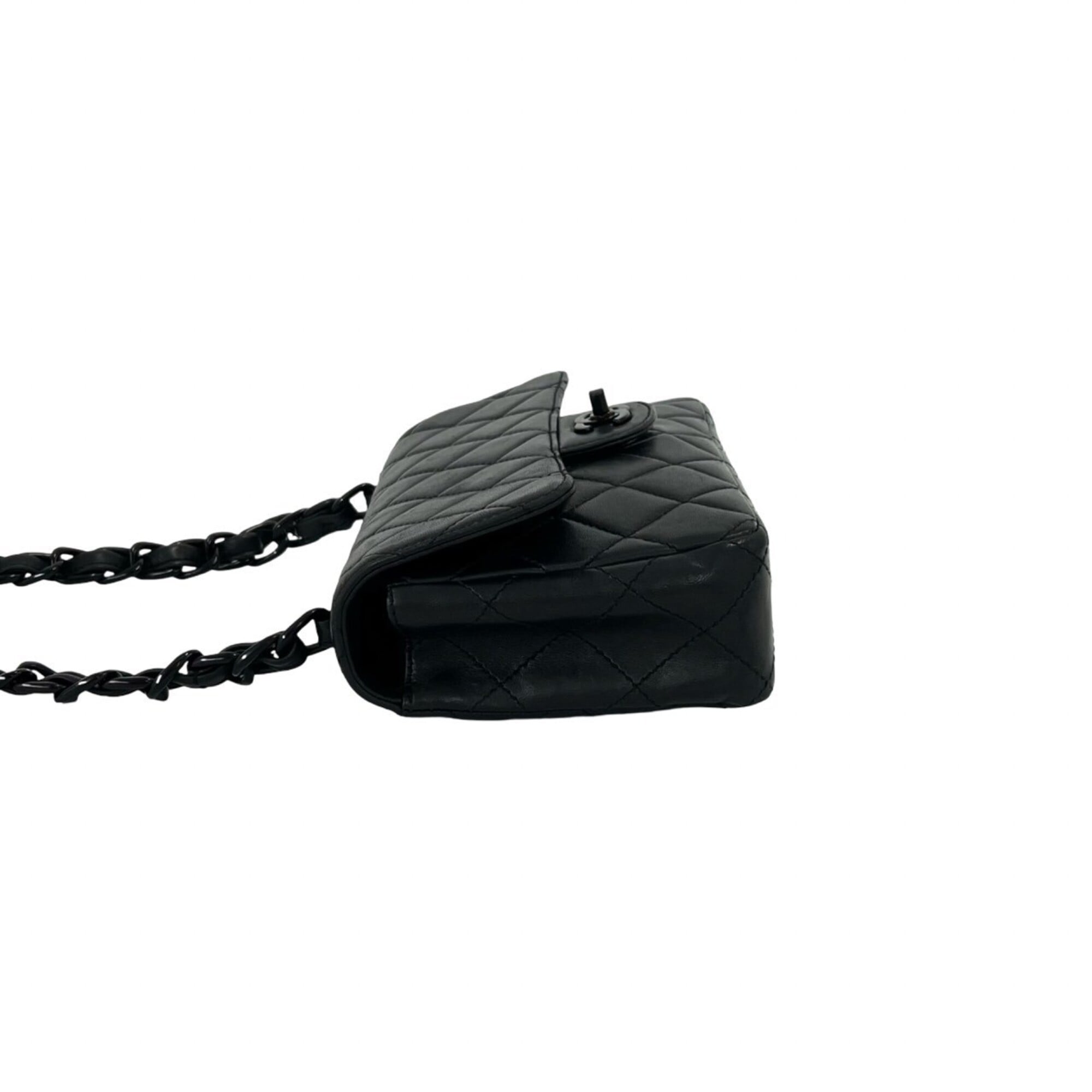 Chanel Black Leather Shoulder Bag (Pre-Owned)