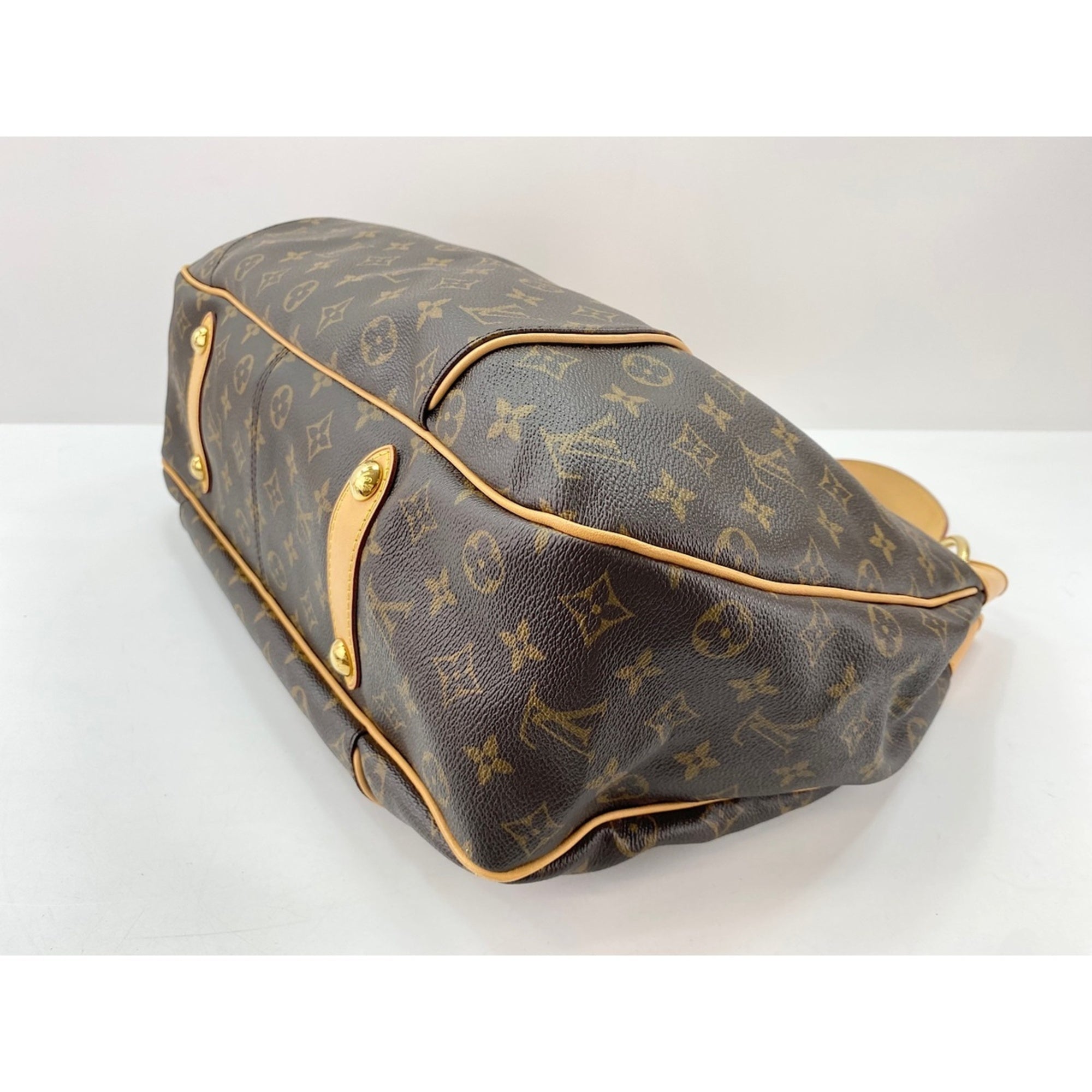 Louis Vuitton Brown Shoulder Bag (Pre-Owned)