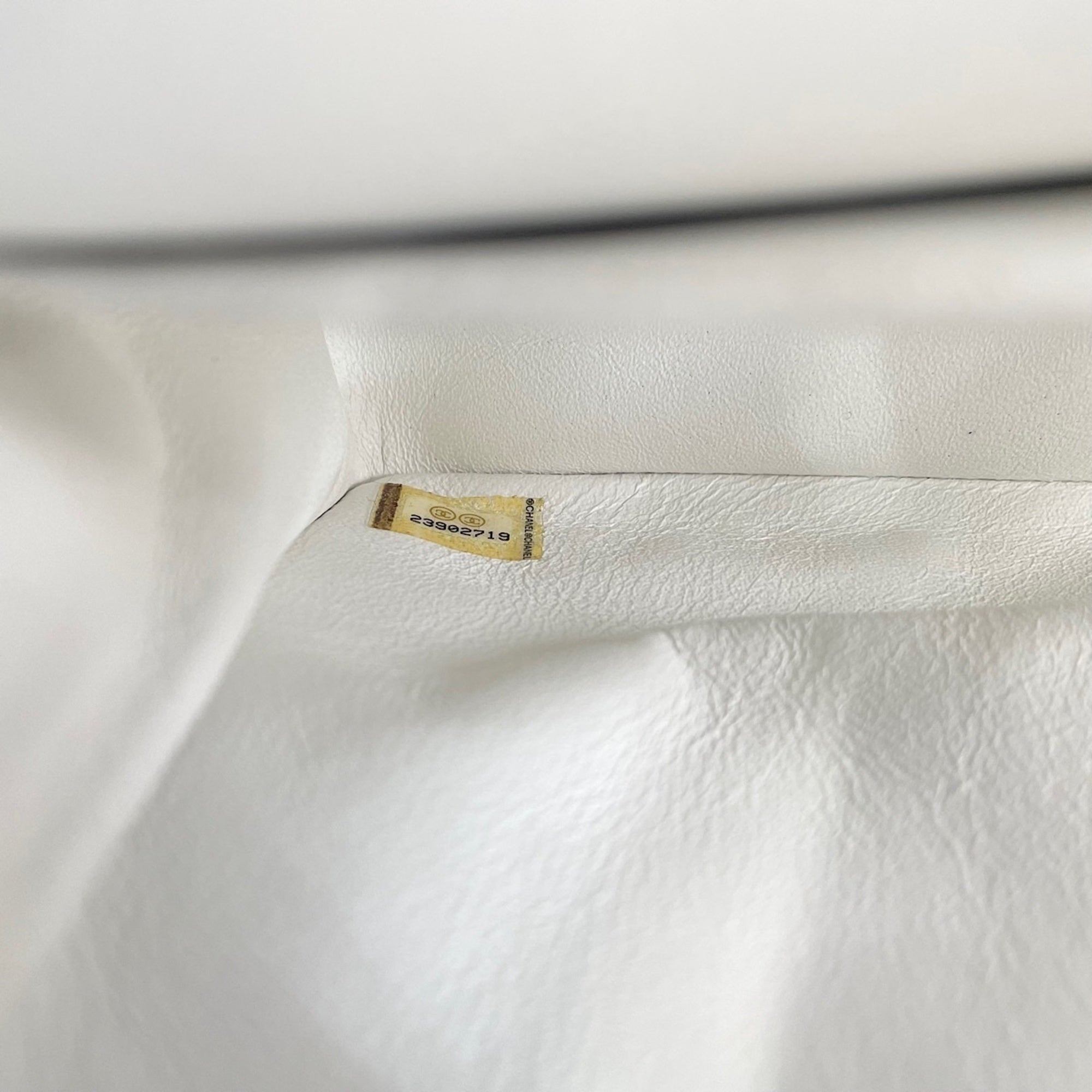 Chanel White Shoulder Bag (Pre-Owned)