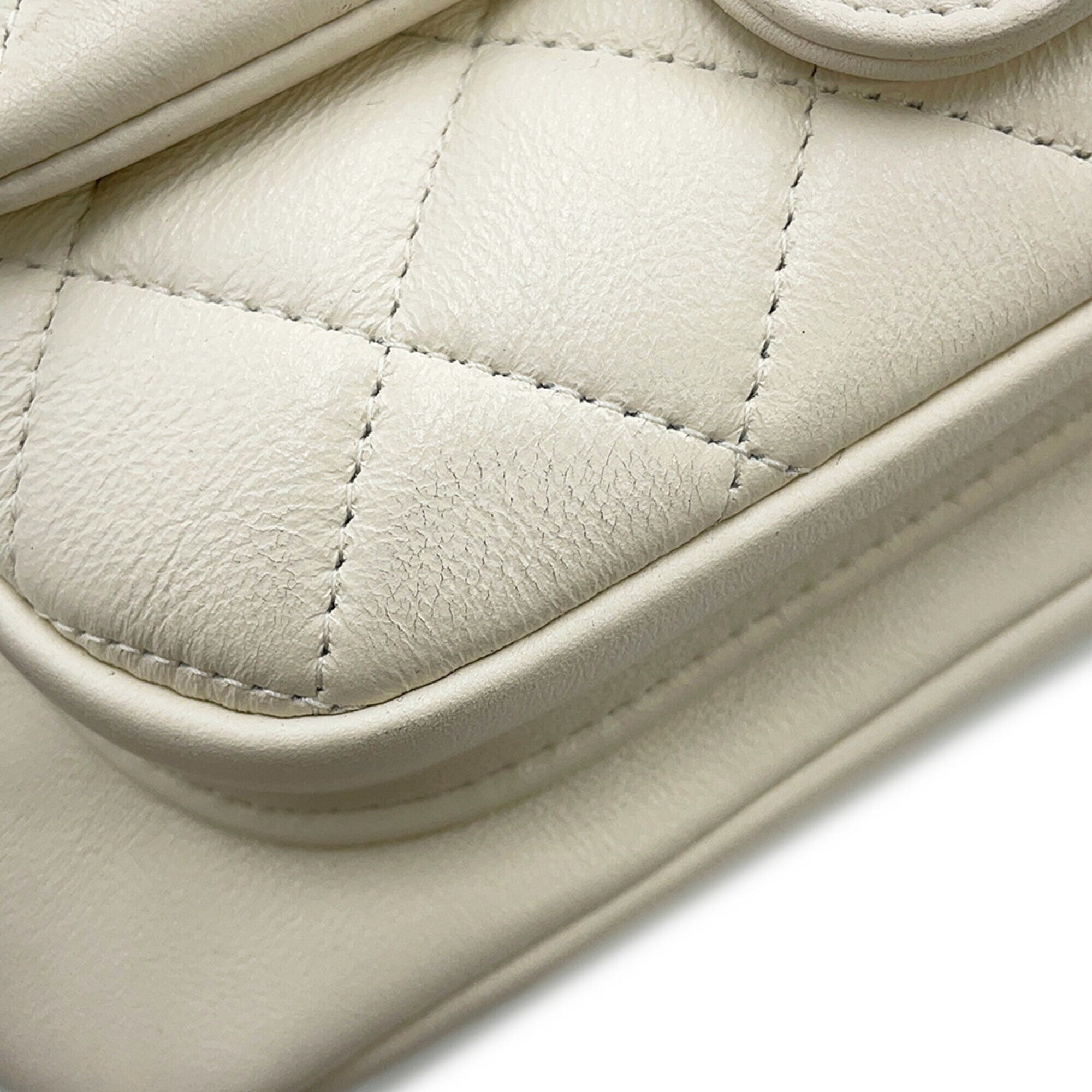 Chanel White Leather Handbag (Pre-Owned)