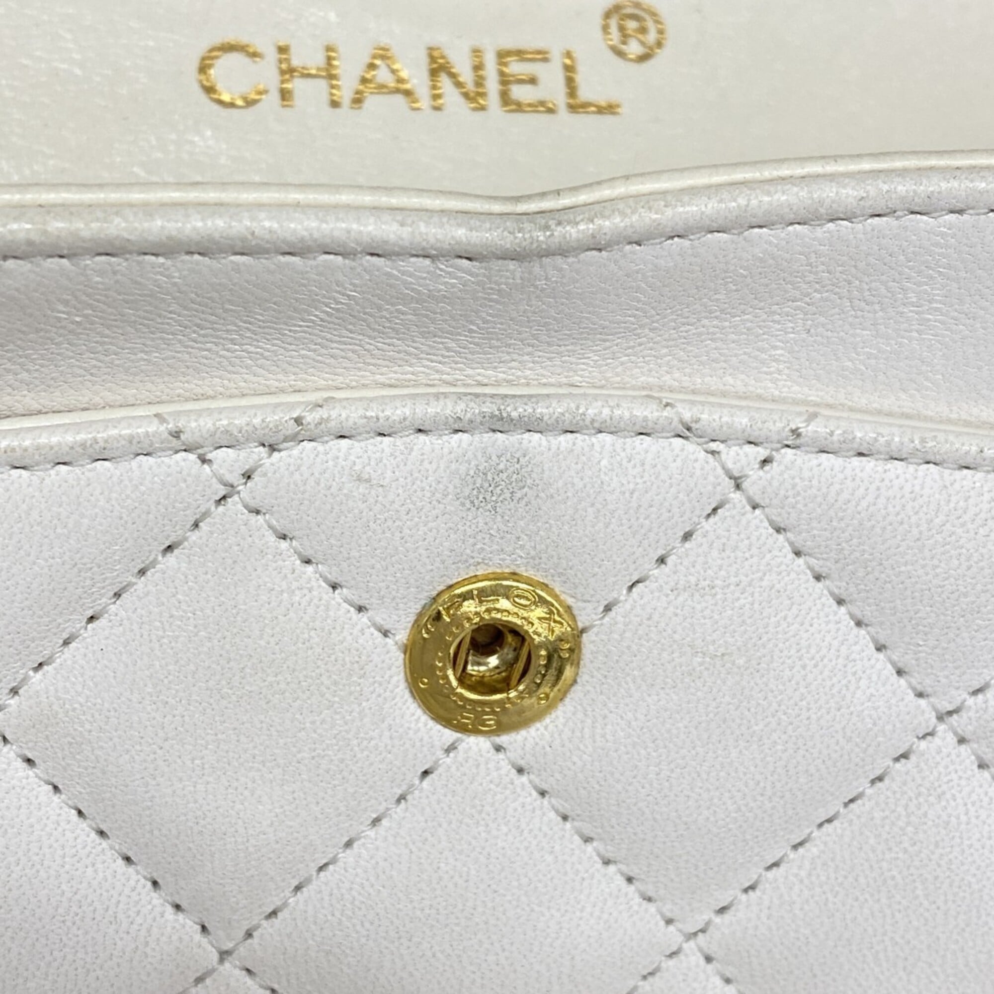 Chanel White Leather Shoulder Bag (Pre-Owned)