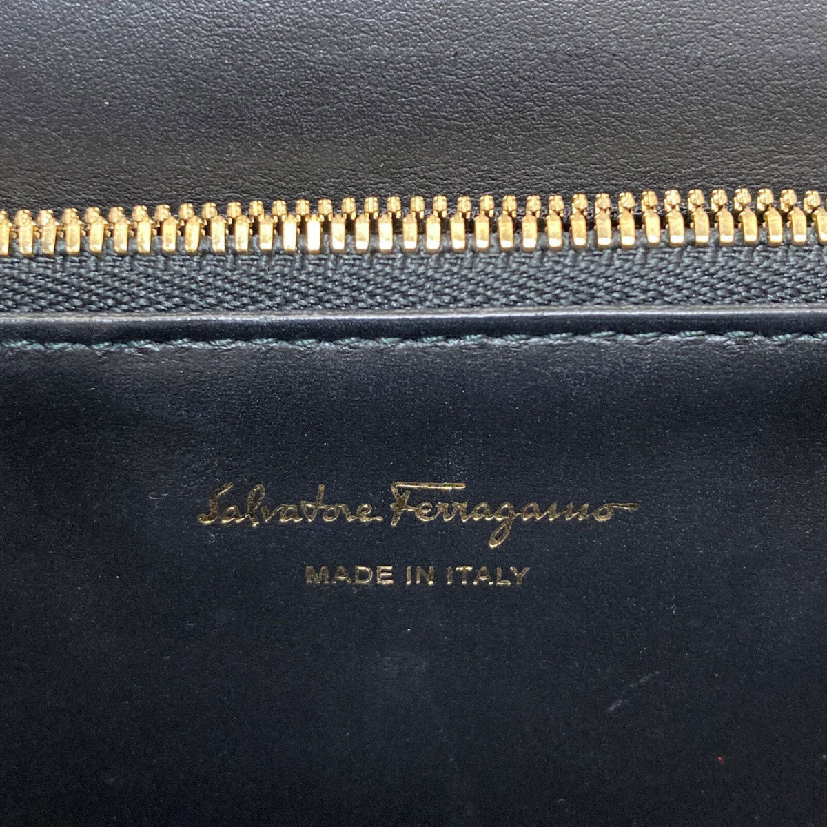 Salvatore Ferragamo Black Leather Shoulder Bag (Pre-Owned)